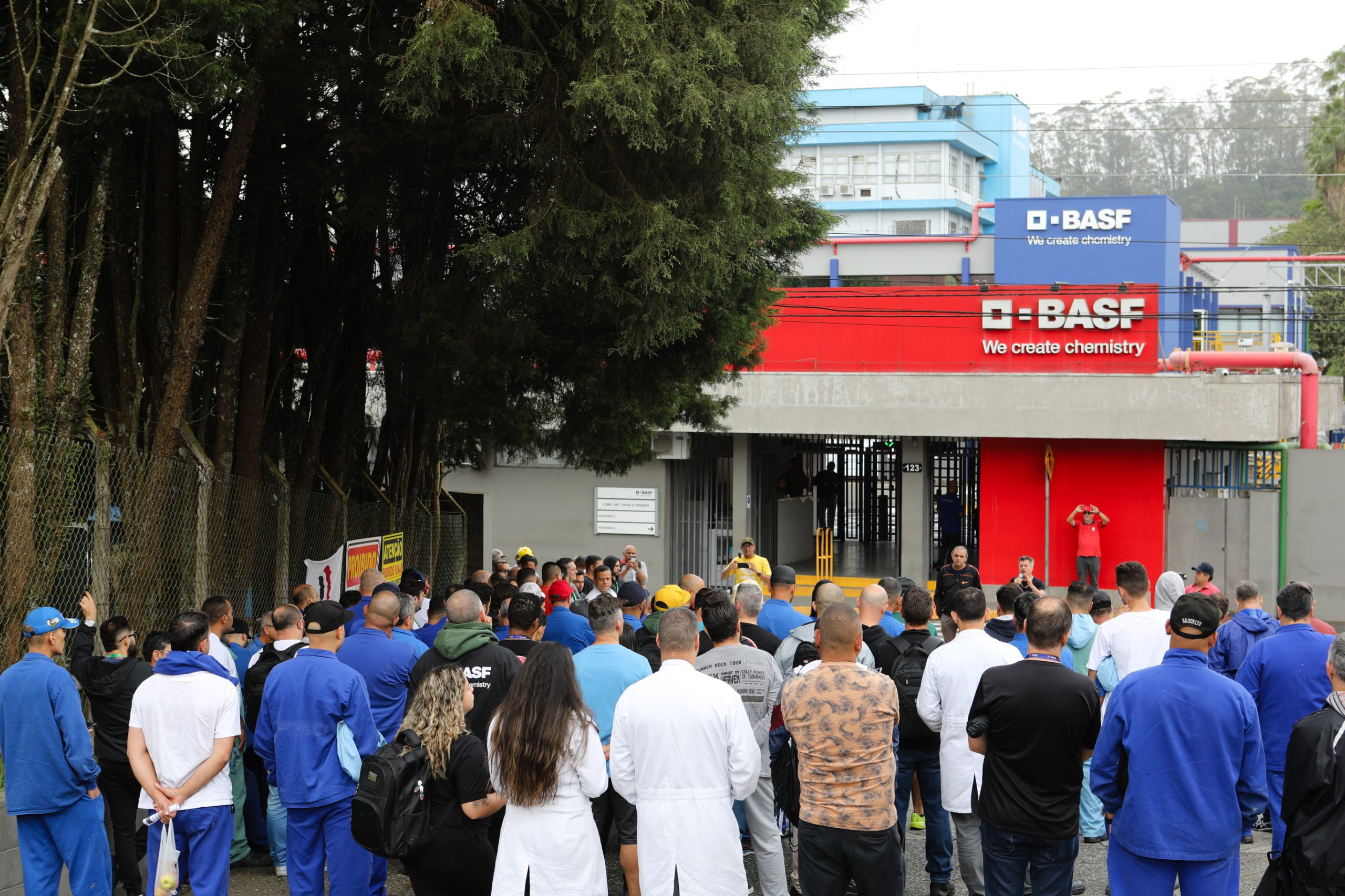 BASF - Assembleia com os trabalhadores para decidir o acordo único de jornada de trabalho. Rua Ângelo Demarchi, 123 - Demarchi, São Bernardo do Campo - SP. Fotos Dino Santos. Brasil_21_11_2024.