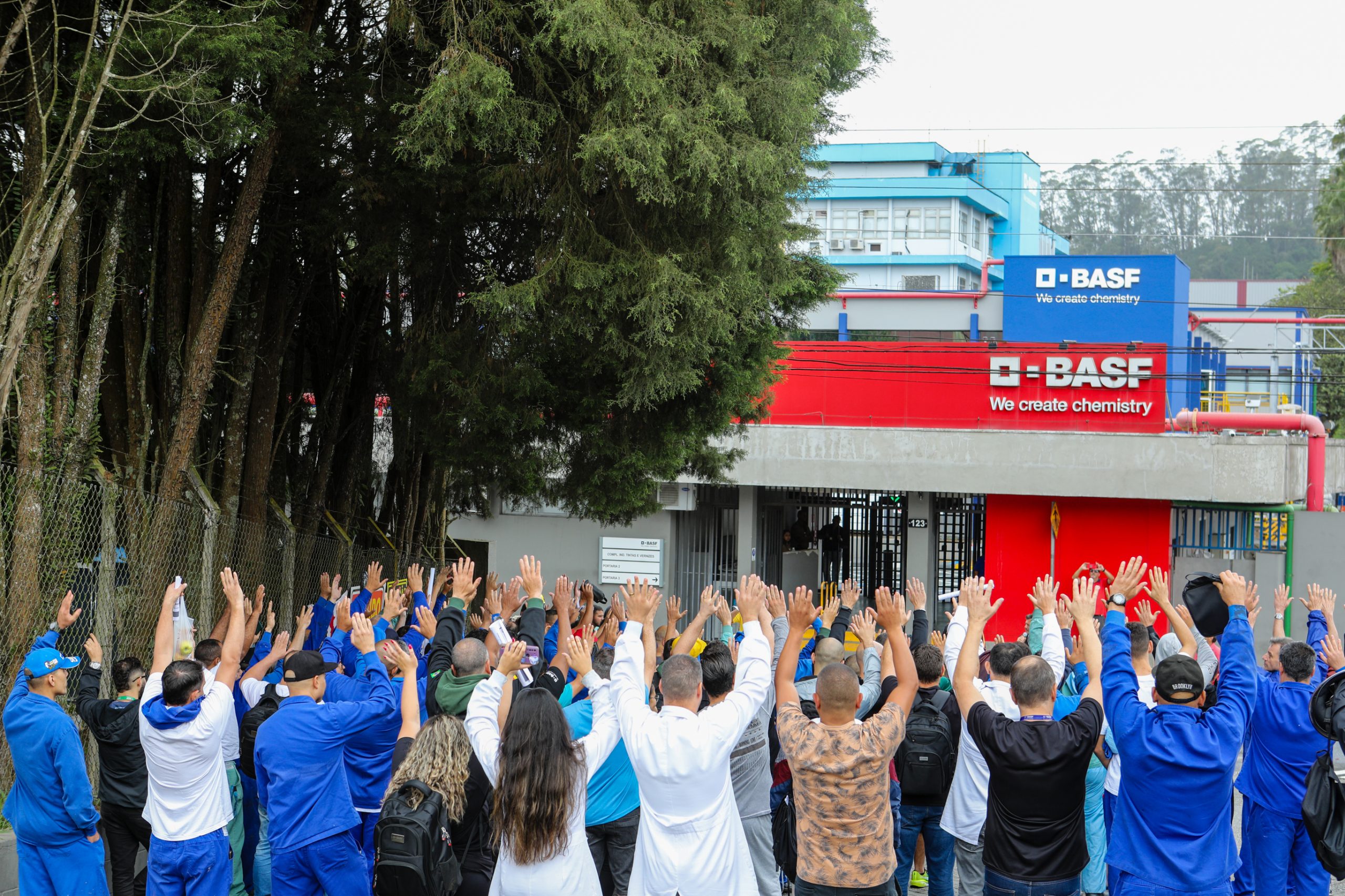 BASF - Assembleia com os trabalhadores para decidir o acordo único de jornada de trabalho. Rua Ângelo Demarchi, 123 - Demarchi, São Bernardo do Campo - SP. Fotos Dino Santos. Brasil_21_11_2024.