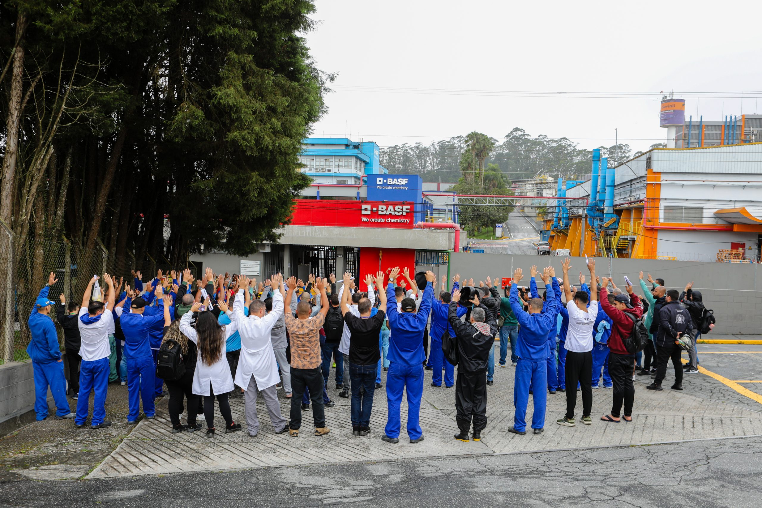 BASF - Assembleia com os trabalhadores para decidir o acordo único de jornada de trabalho. Rua Ângelo Demarchi, 123 - Demarchi, São Bernardo do Campo - SP. Fotos Dino Santos. Brasil_21_11_2024.