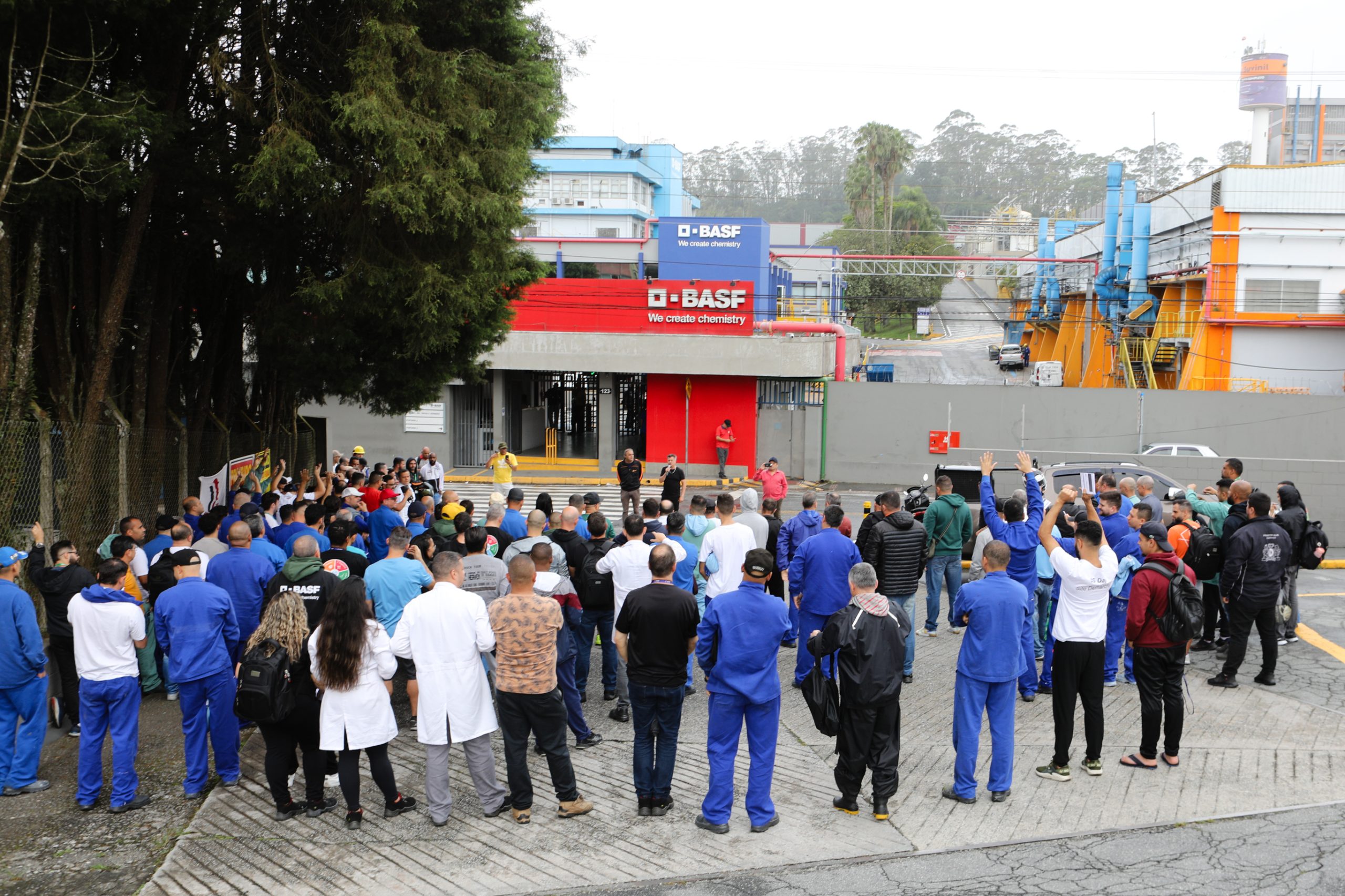 BASF - Assembleia com os trabalhadores para decidir o acordo único de jornada de trabalho. Rua Ângelo Demarchi, 123 - Demarchi, São Bernardo do Campo - SP. Fotos Dino Santos. Brasil_21_11_2024.