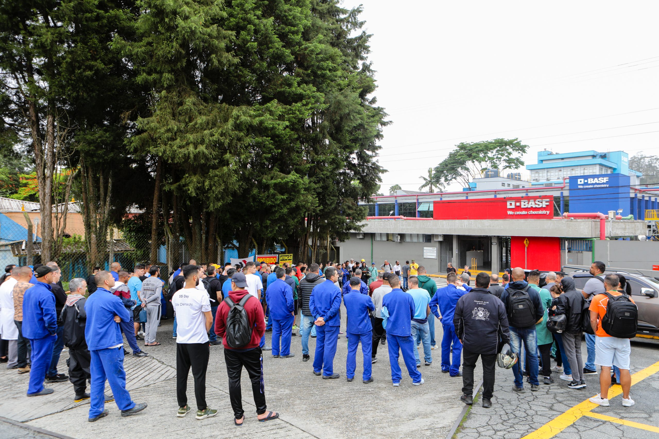 BASF - Assembleia com os trabalhadores para decidir o acordo único de jornada de trabalho. Rua Ângelo Demarchi, 123 - Demarchi, São Bernardo do Campo - SP. Fotos Dino Santos. Brasil_21_11_2024.