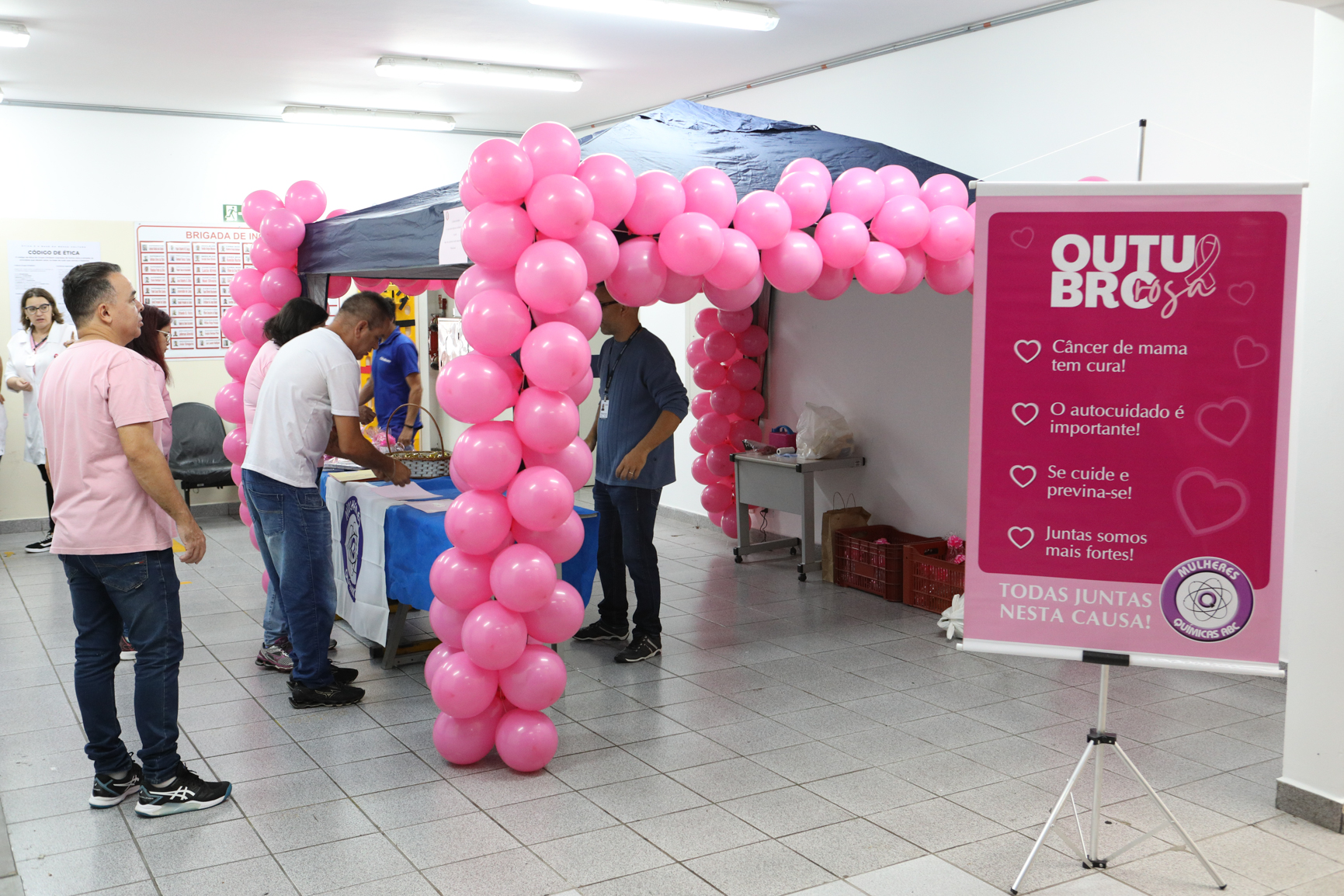 Atividade na empresa Ortobom sobre  prevenção do câncer de mama  com a participação da Associação Viva Melhor.Estrada Samuel Aizemberg, 705 - Vila Alves Dias, São Bernardo do Campo - SP. Fotos Dino Santos. Brasil_30_10_2024.