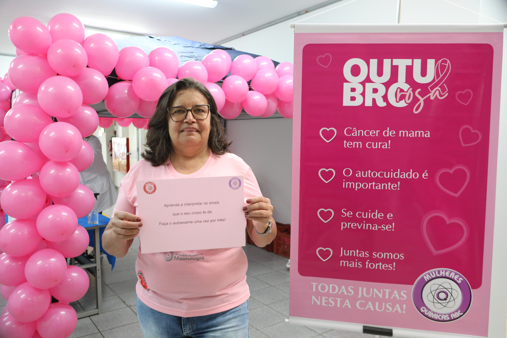 Atividade na empresa Ortobom sobre  prevenção do câncer de mama  com a participação da Associação Viva Melhor.Estrada Samuel Aizemberg, 705 - Vila Alves Dias, São Bernardo do Campo - SP. Fotos Dino Santos. Brasil_30_10_2024.