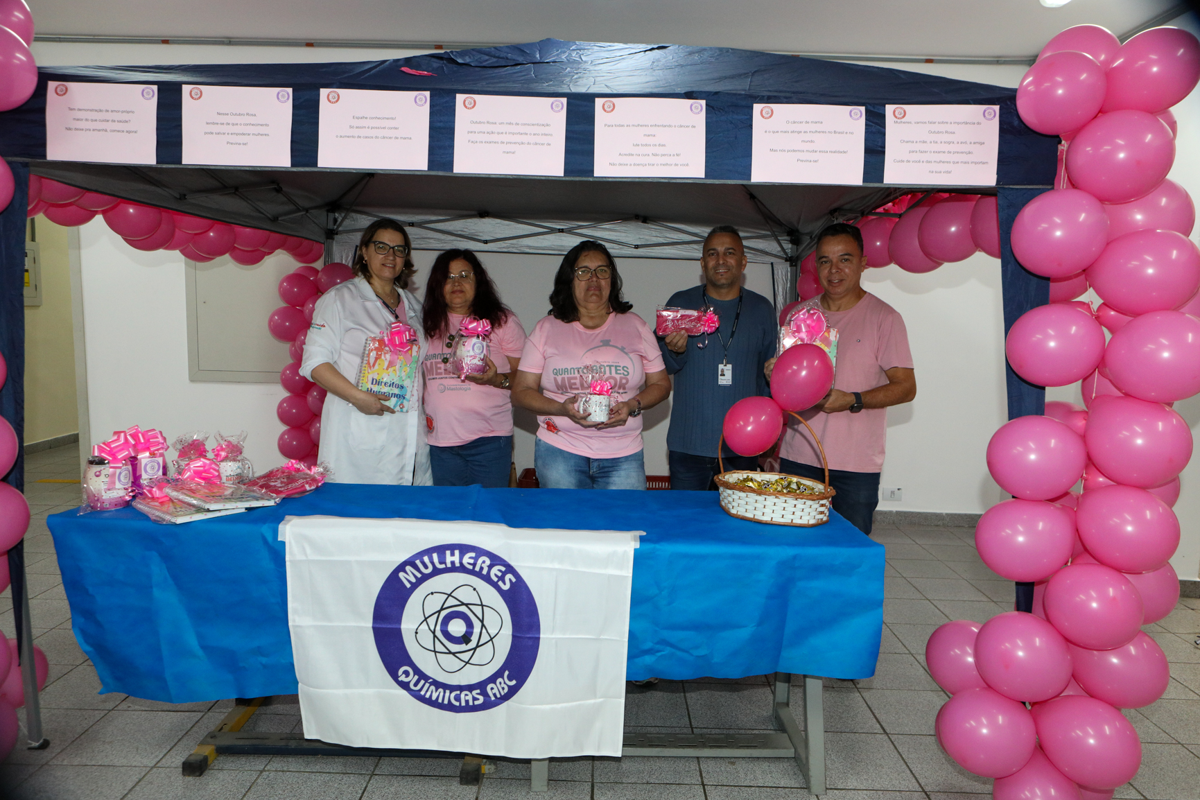 Atividade na empresa Ortobom sobre  prevenção do câncer de mama  com a participação da Associação Viva Melhor.Estrada Samuel Aizemberg, 705 - Vila Alves Dias, São Bernardo do Campo - SP. Fotos Dino Santos. Brasil_30_10_2024.