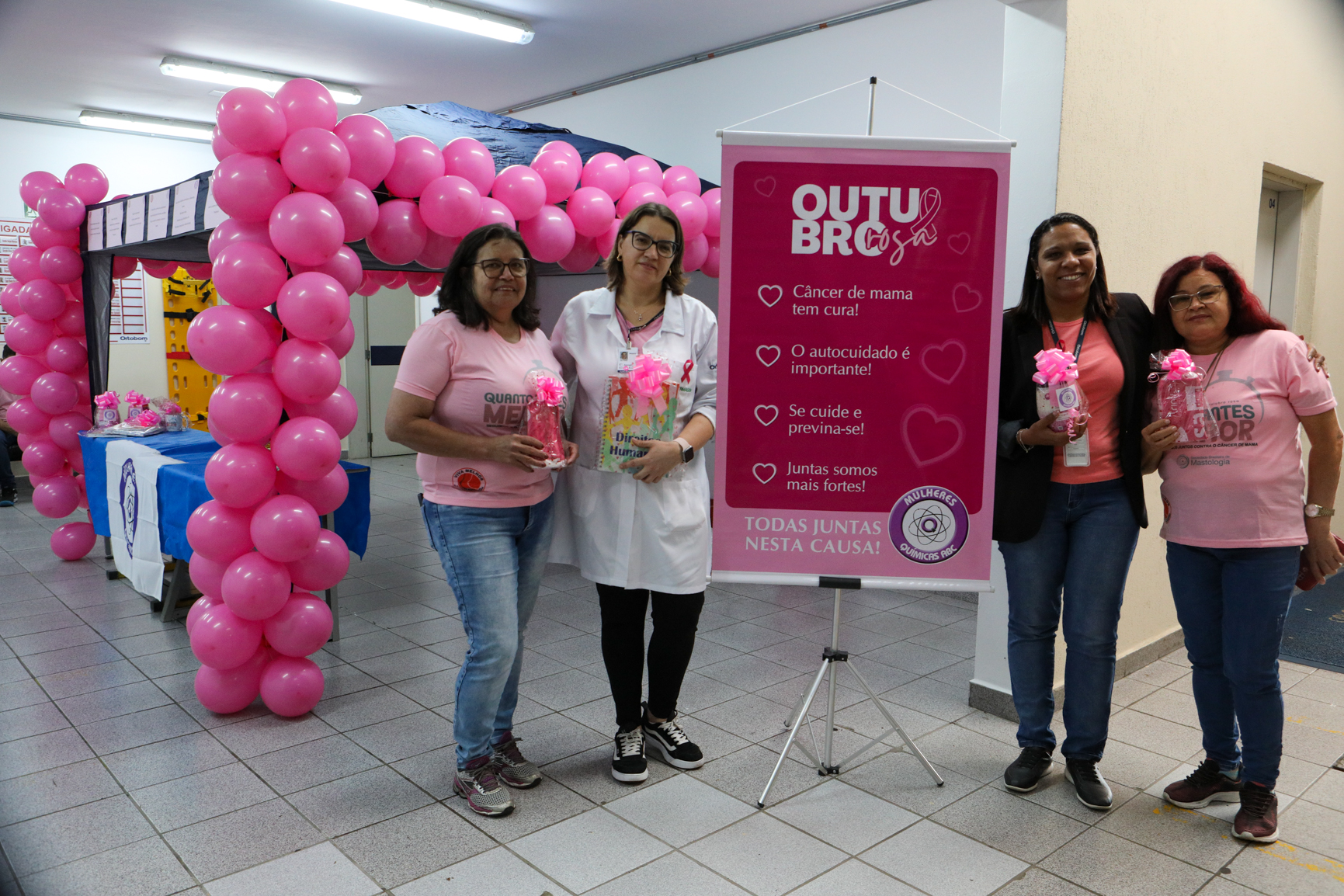 Atividade na empresa Ortobom sobre  prevenção do câncer de mama  com a participação da Associação Viva Melhor.Estrada Samuel Aizemberg, 705 - Vila Alves Dias, São Bernardo do Campo - SP. Fotos Dino Santos. Brasil_30_10_2024.