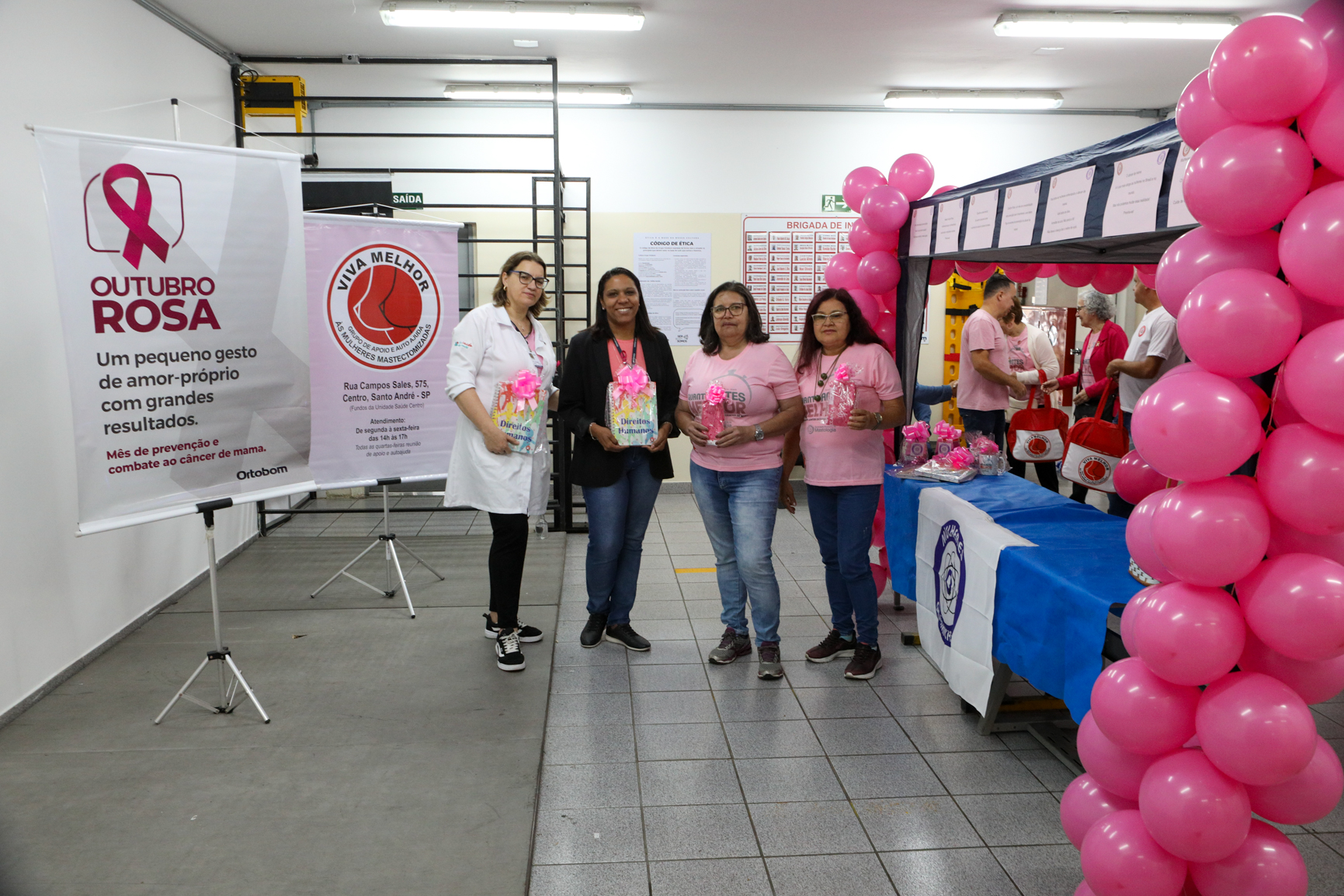 Atividade na empresa Ortobom sobre  prevenção do câncer de mama  com a participação da Associação Viva Melhor.Estrada Samuel Aizemberg, 705 - Vila Alves Dias, São Bernardo do Campo - SP. Fotos Dino Santos. Brasil_30_10_2024.