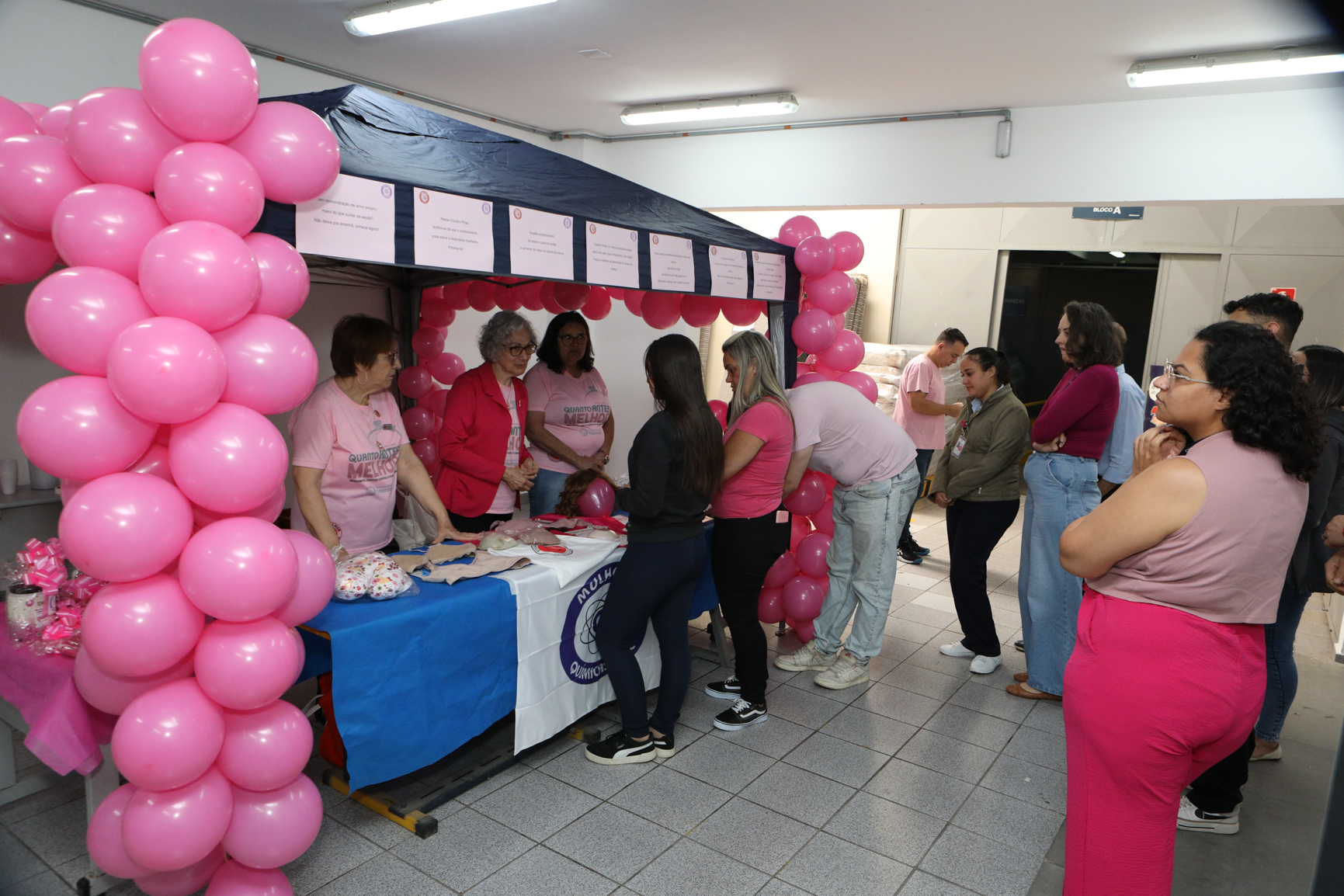 Atividade na empresa Ortobom sobre  prevenção do câncer de mama  com a participação da Associação Viva Melhor.Estrada Samuel Aizemberg, 705 - Vila Alves Dias, São Bernardo do Campo - SP. Fotos Dino Santos. Brasil_30_10_2024.