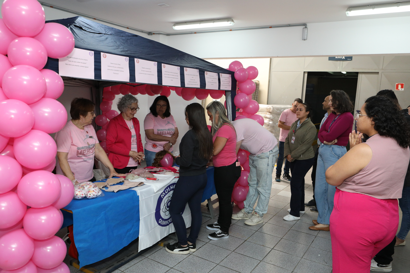 Atividade na empresa Ortobom sobre  prevenção do câncer de mama  com a participação da Associação Viva Melhor.Estrada Samuel Aizemberg, 705 - Vila Alves Dias, São Bernardo do Campo - SP. Fotos Dino Santos. Brasil_30_10_2024.