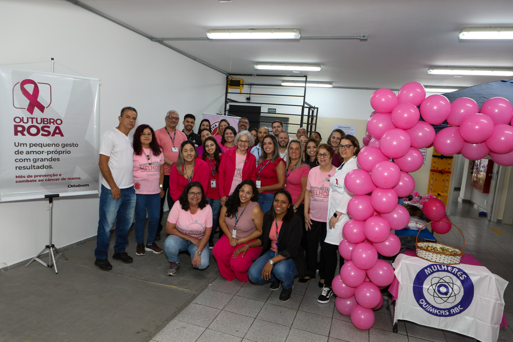 Atividade na empresa Ortobom sobre  prevenção do câncer de mama  com a participação da Associação Viva Melhor.Estrada Samuel Aizemberg, 705 - Vila Alves Dias, São Bernardo do Campo - SP. Fotos Dino Santos. Brasil_30_10_2024.