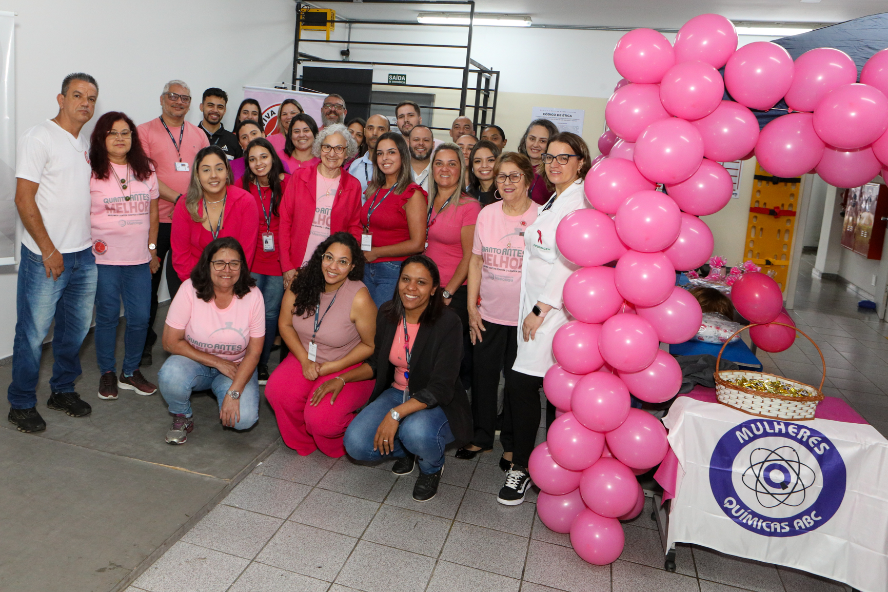 Atividade na empresa Ortobom sobre  prevenção do câncer de mama  com a participação da Associação Viva Melhor.Estrada Samuel Aizemberg, 705 - Vila Alves Dias, São Bernardo do Campo - SP. Fotos Dino Santos. Brasil_30_10_2024.