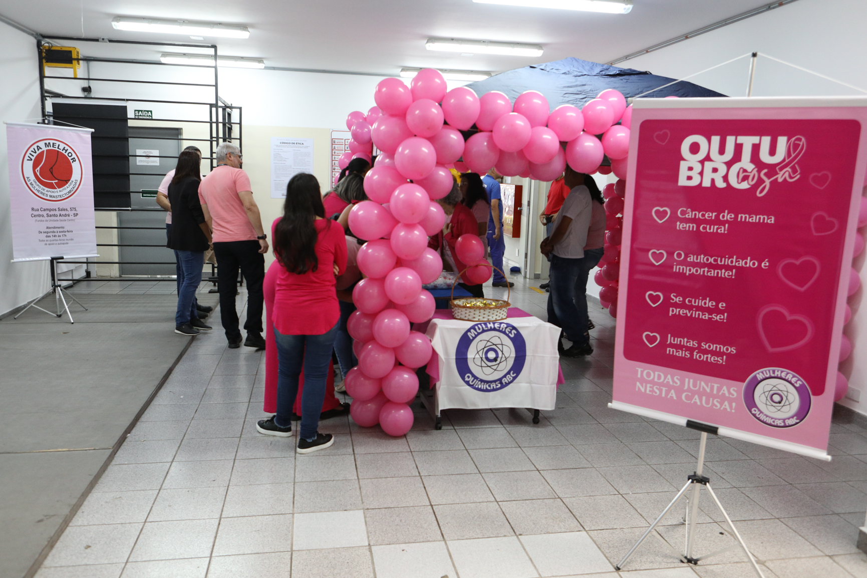 Atividade na empresa Ortobom sobre  prevenção do câncer de mama  com a participação da Associação Viva Melhor.Estrada Samuel Aizemberg, 705 - Vila Alves Dias, São Bernardo do Campo - SP. Fotos Dino Santos. Brasil_30_10_2024.