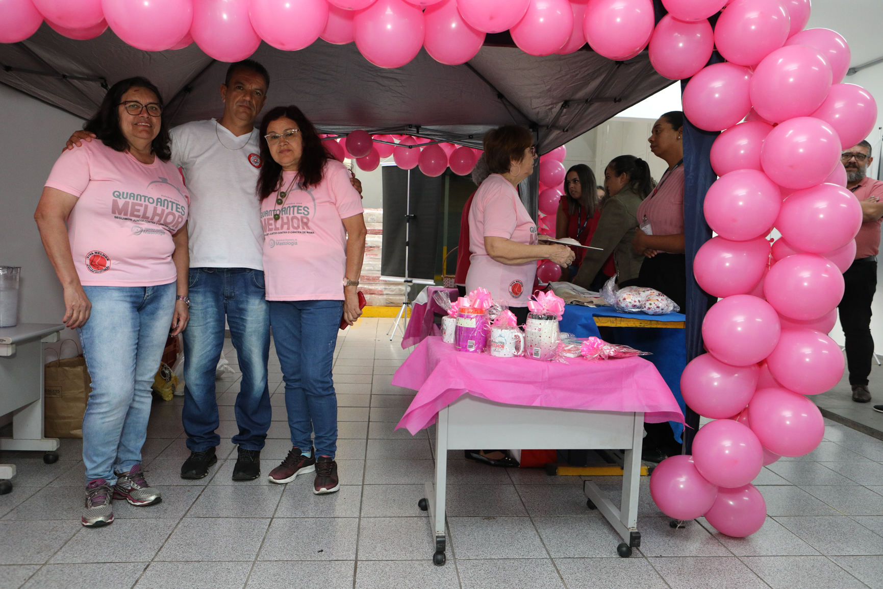 Atividade na empresa Ortobom sobre  prevenção do câncer de mama  com a participação da Associação Viva Melhor.Estrada Samuel Aizemberg, 705 - Vila Alves Dias, São Bernardo do Campo - SP. Fotos Dino Santos. Brasil_30_10_2024.