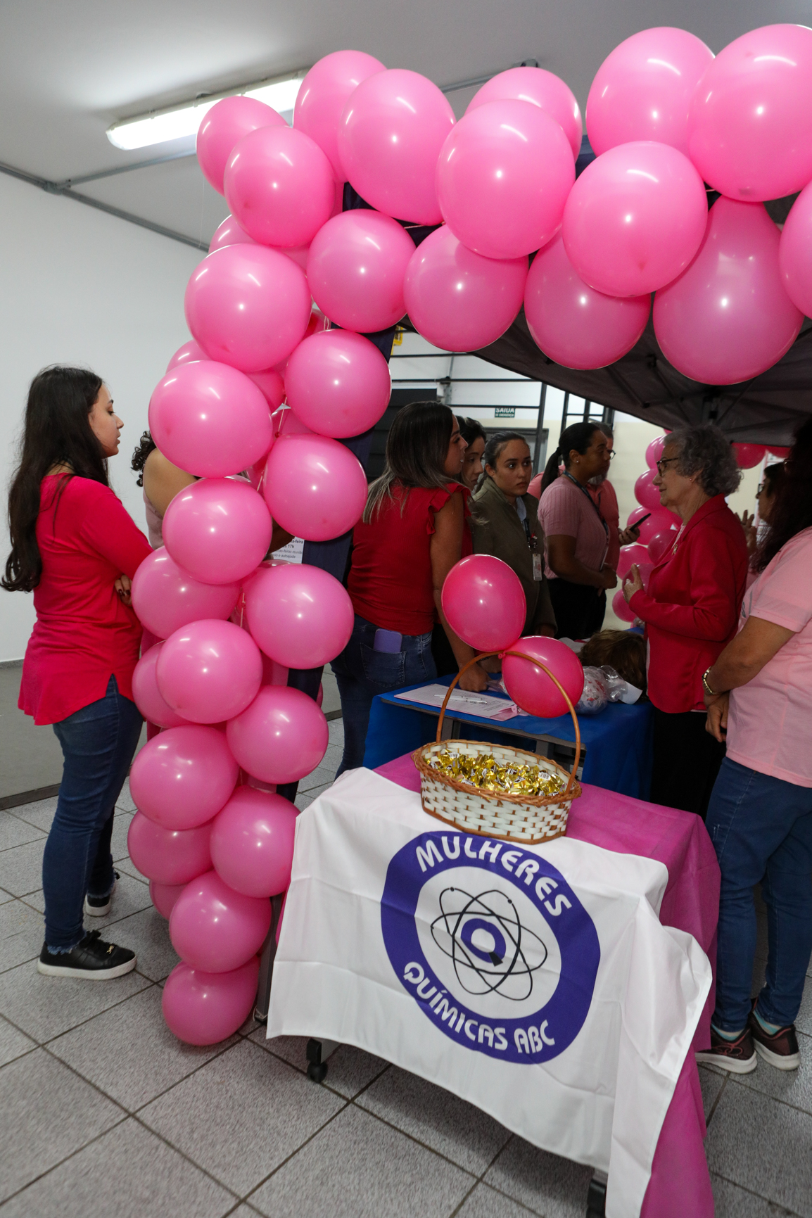 Atividade na empresa Ortobom sobre  prevenção do câncer de mama  com a participação da Associação Viva Melhor.Estrada Samuel Aizemberg, 705 - Vila Alves Dias, São Bernardo do Campo - SP. Fotos Dino Santos. Brasil_30_10_2024.