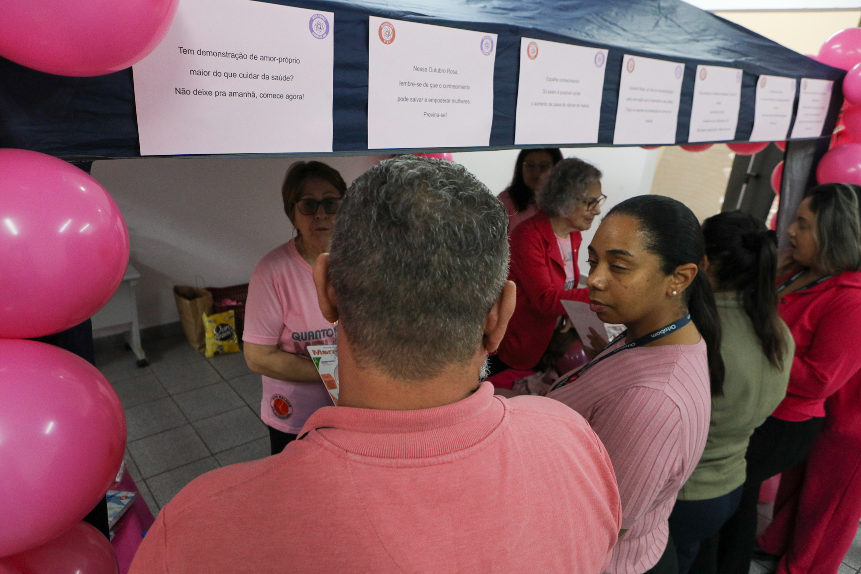 Atividade na empresa Ortobom sobre  prevenção do câncer de mama  com a participação da Associação Viva Melhor.Estrada Samuel Aizemberg, 705 - Vila Alves Dias, São Bernardo do Campo - SP. Fotos Dino Santos. Brasil_30_10_2024.