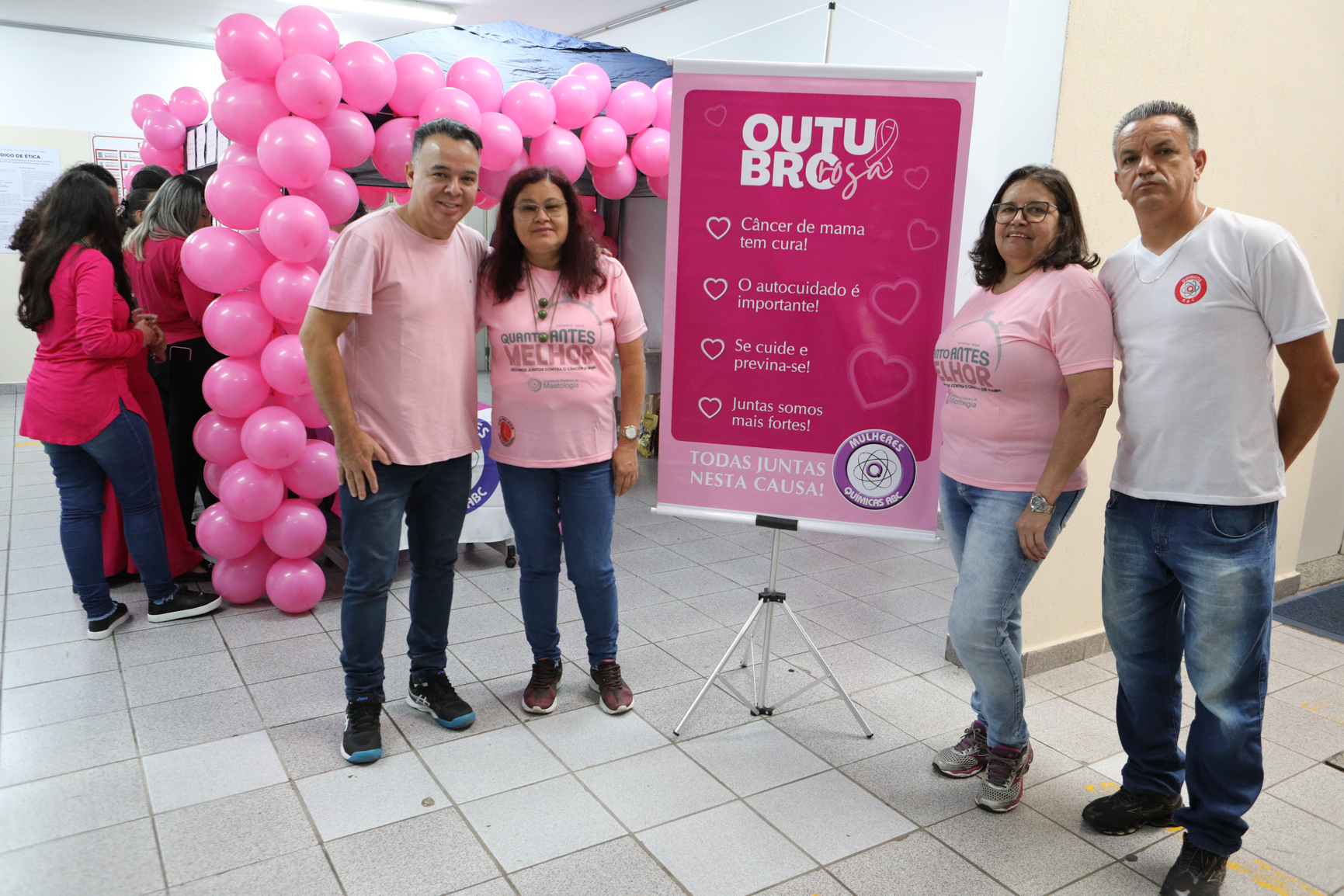 Atividade na empresa Ortobom sobre  prevenção do câncer de mama  com a participação da Associação Viva Melhor.Estrada Samuel Aizemberg, 705 - Vila Alves Dias, São Bernardo do Campo - SP. Fotos Dino Santos. Brasil_30_10_2024.