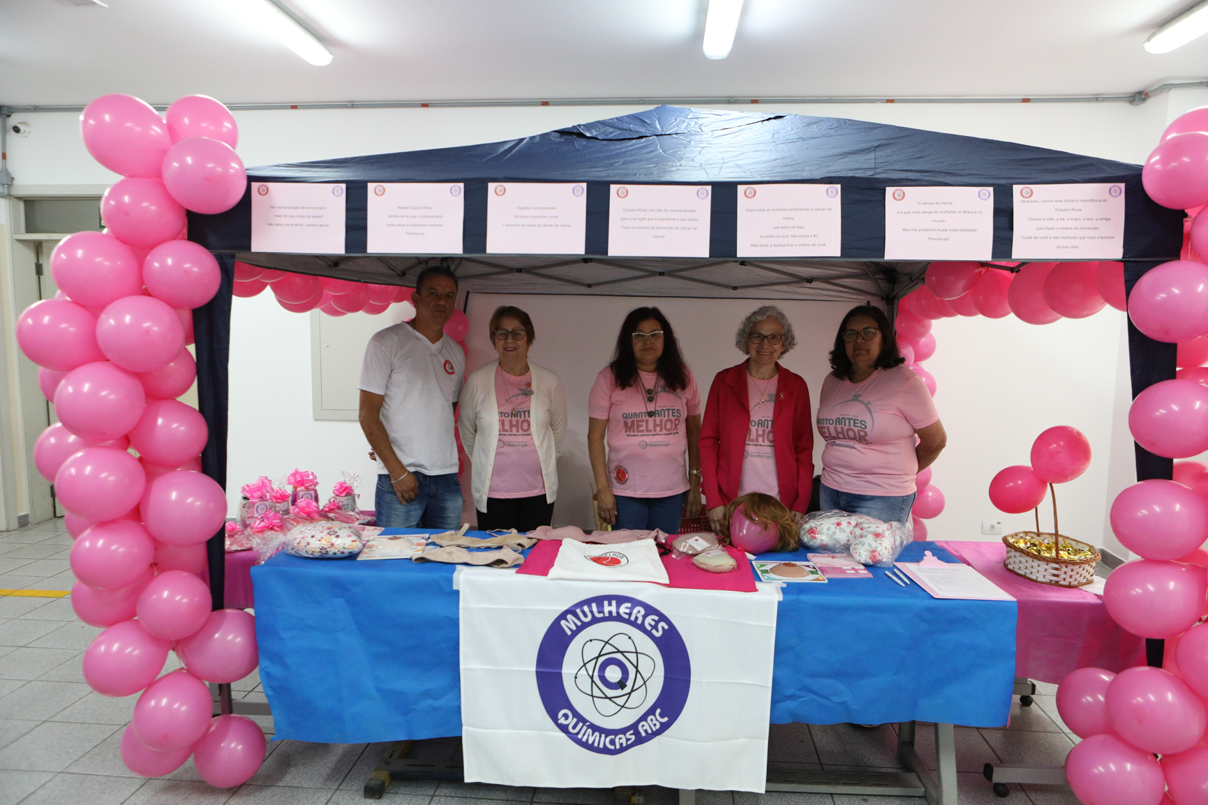 Atividade na empresa Ortobom sobre  prevenção do câncer de mama  com a participação da Associação Viva Melhor.Estrada Samuel Aizemberg, 705 - Vila Alves Dias, São Bernardo do Campo - SP. Fotos Dino Santos. Brasil_30_10_2024.