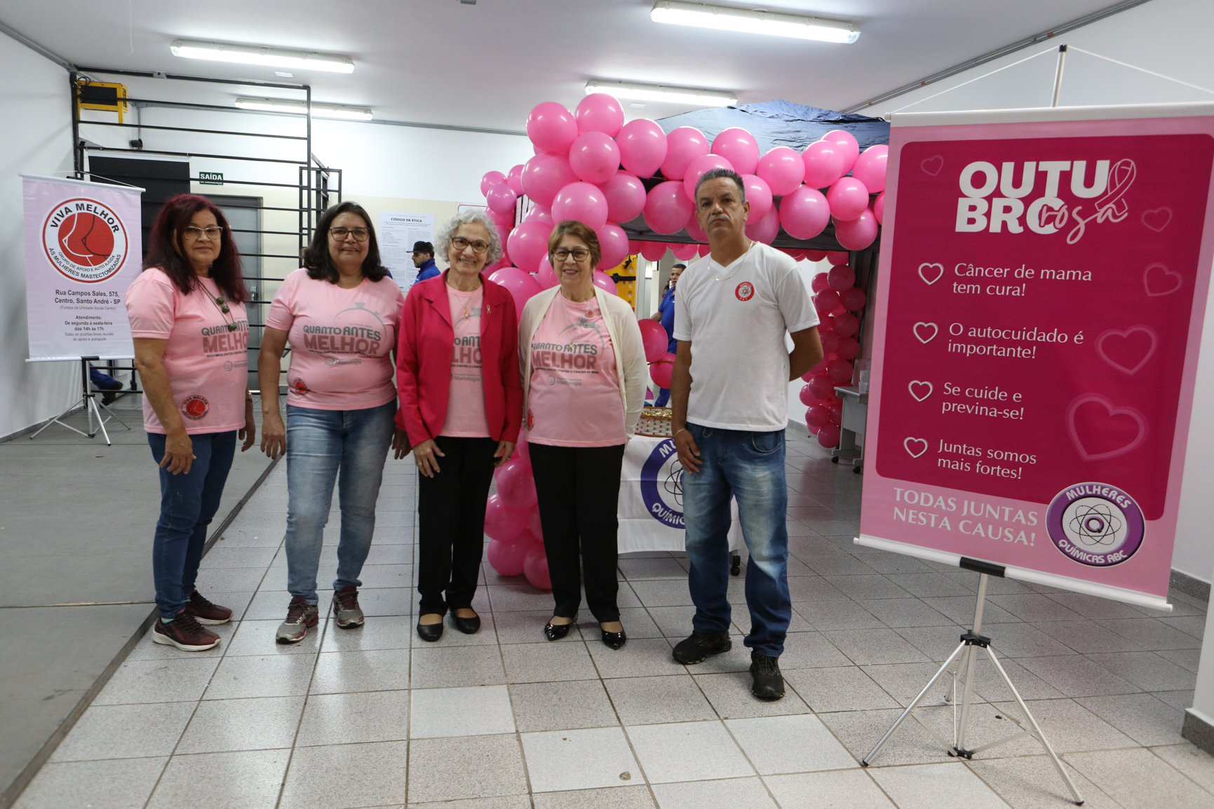 Atividade na empresa Ortobom sobre  prevenção do câncer de mama  com a participação da Associação Viva Melhor.Estrada Samuel Aizemberg, 705 - Vila Alves Dias, São Bernardo do Campo - SP. Fotos Dino Santos. Brasil_30_10_2024.