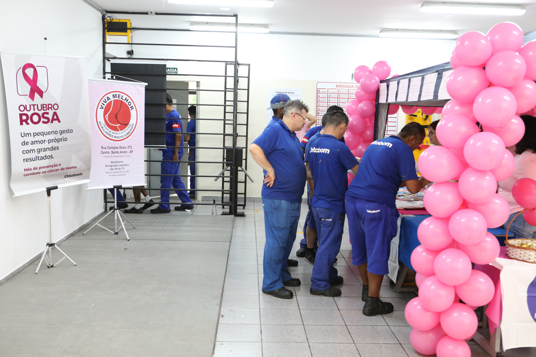 Atividade na empresa Ortobom sobre  prevenção do câncer de mama  com a participação da Associação Viva Melhor.Estrada Samuel Aizemberg, 705 - Vila Alves Dias, São Bernardo do Campo - SP. Fotos Dino Santos. Brasil_30_10_2024.