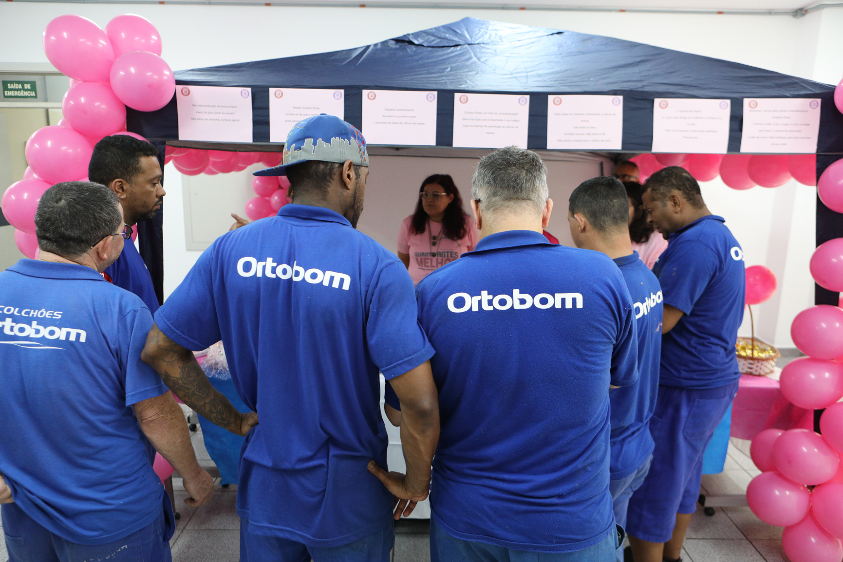 Atividade na empresa Ortobom sobre  prevenção do câncer de mama  com a participação da Associação Viva Melhor.Estrada Samuel Aizemberg, 705 - Vila Alves Dias, São Bernardo do Campo - SP. Fotos Dino Santos. Brasil_30_10_2024.