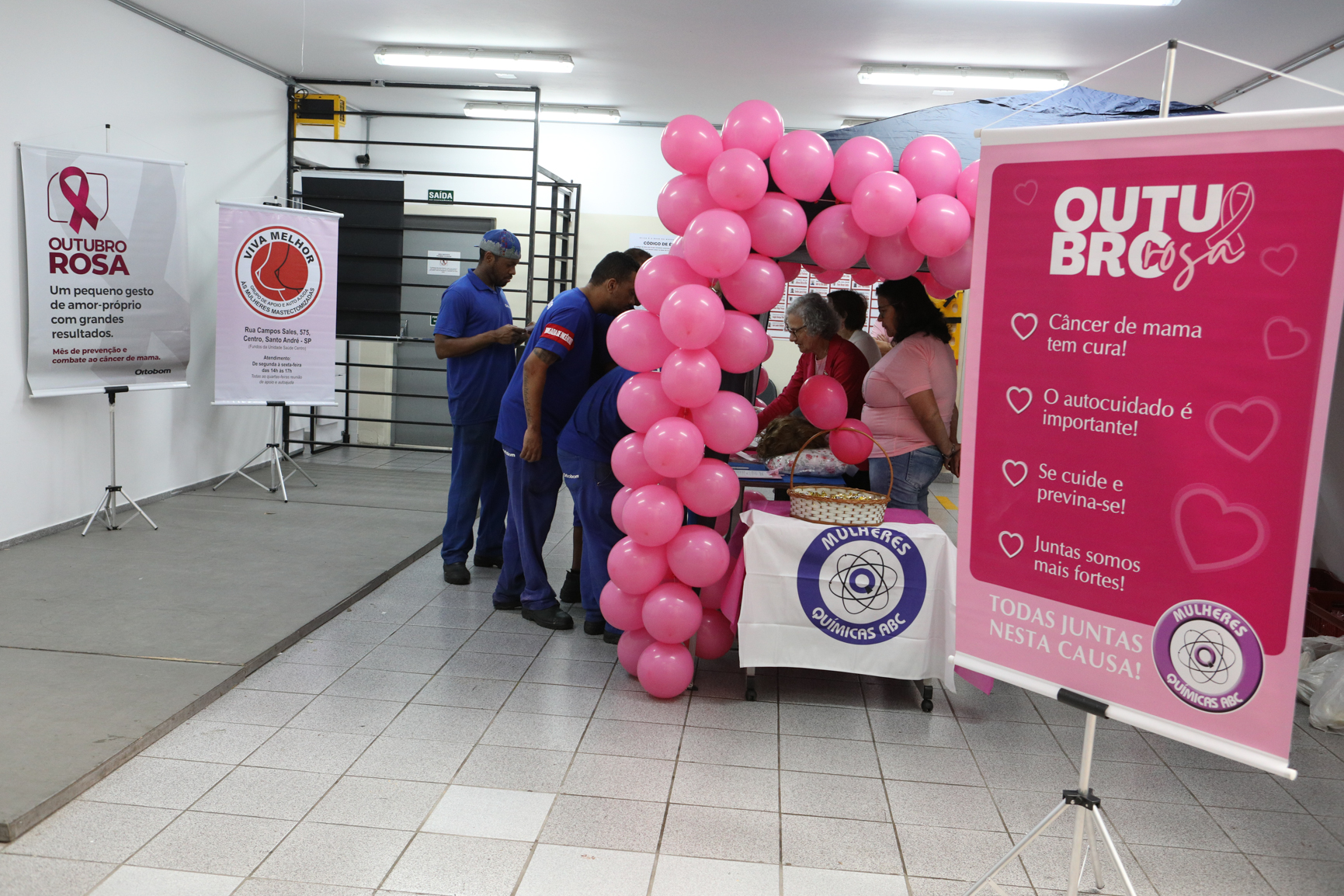 Atividade na empresa Ortobom sobre  prevenção do câncer de mama  com a participação da Associação Viva Melhor.Estrada Samuel Aizemberg, 705 - Vila Alves Dias, São Bernardo do Campo - SP. Fotos Dino Santos. Brasil_30_10_2024.