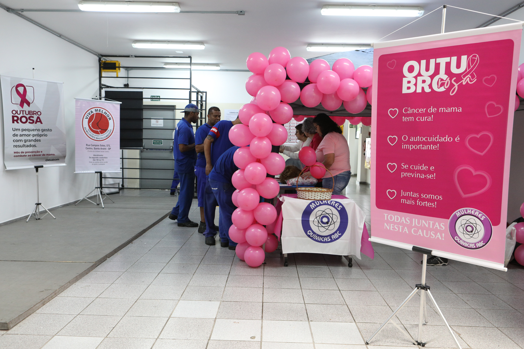 Atividade na empresa Ortobom sobre  prevenção do câncer de mama  com a participação da Associação Viva Melhor.Estrada Samuel Aizemberg, 705 - Vila Alves Dias, São Bernardo do Campo - SP. Fotos Dino Santos. Brasil_30_10_2024.