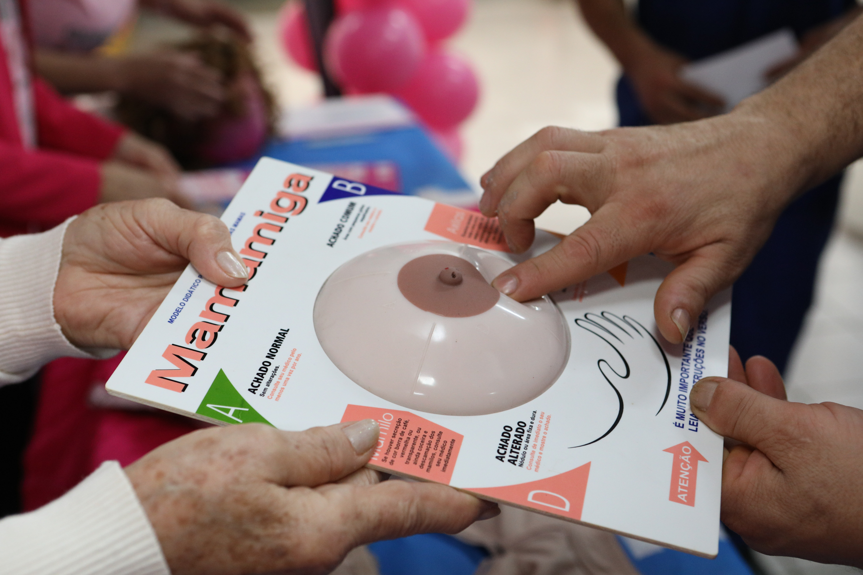 Atividade na empresa Ortobom sobre  prevenção do câncer de mama  com a participação da Associação Viva Melhor.Estrada Samuel Aizemberg, 705 - Vila Alves Dias, São Bernardo do Campo - SP. Fotos Dino Santos. Brasil_30_10_2024.