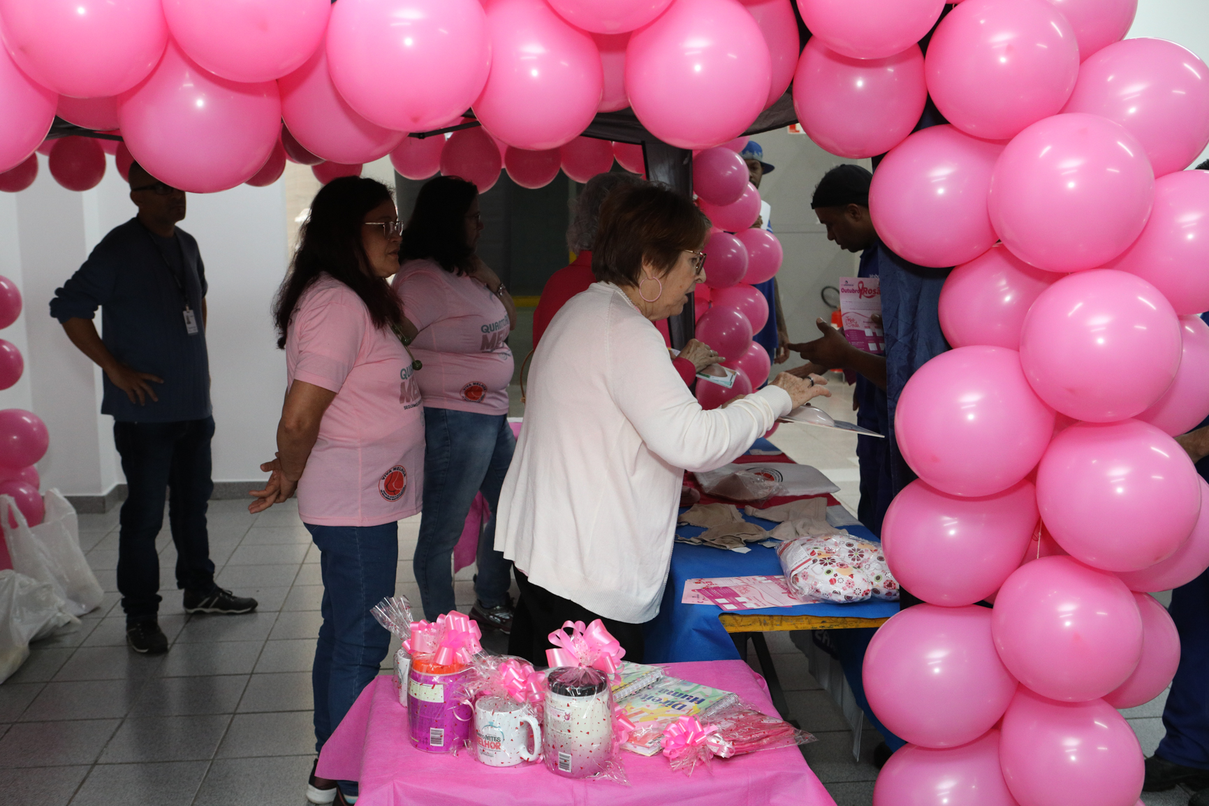 Atividade na empresa Ortobom sobre  prevenção do câncer de mama  com a participação da Associação Viva Melhor.Estrada Samuel Aizemberg, 705 - Vila Alves Dias, São Bernardo do Campo - SP. Fotos Dino Santos. Brasil_30_10_2024.