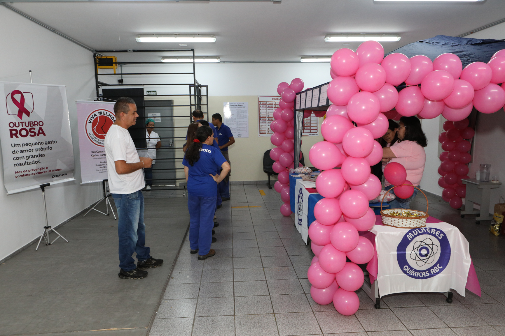 Atividade na empresa Ortobom sobre  prevenção do câncer de mama  com a participação da Associação Viva Melhor.Estrada Samuel Aizemberg, 705 - Vila Alves Dias, São Bernardo do Campo - SP. Fotos Dino Santos. Brasil_30_10_2024.