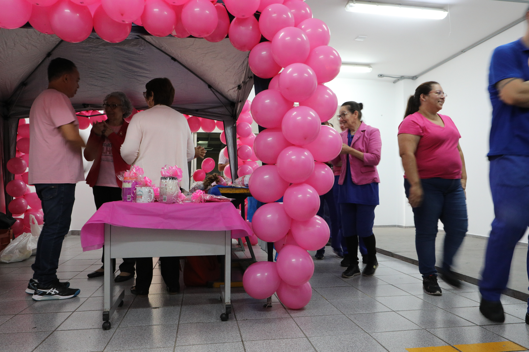 Atividade na empresa Ortobom sobre  prevenção do câncer de mama  com a participação da Associação Viva Melhor.Estrada Samuel Aizemberg, 705 - Vila Alves Dias, São Bernardo do Campo - SP. Fotos Dino Santos. Brasil_30_10_2024.