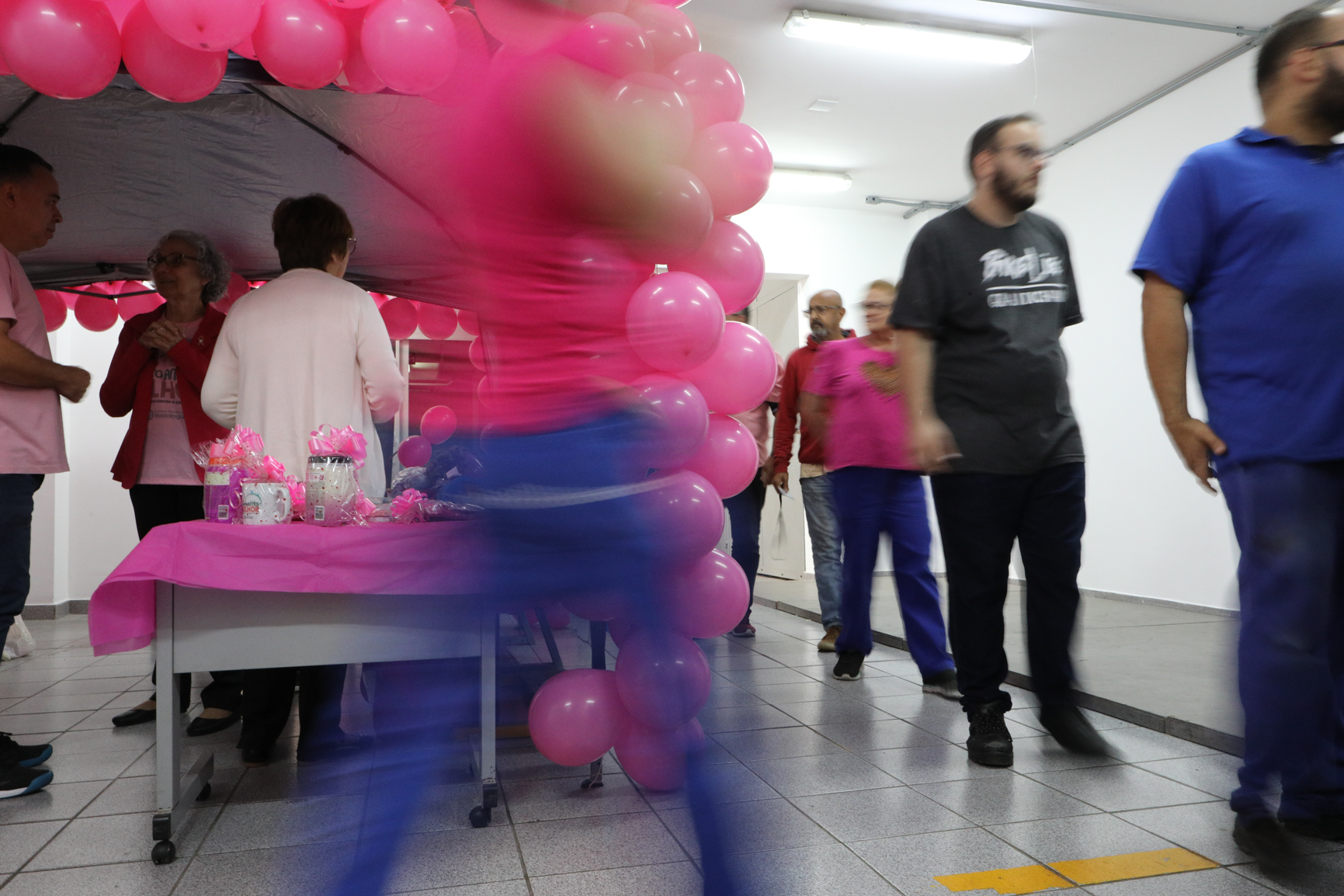 Atividade na empresa Ortobom sobre  prevenção do câncer de mama  com a participação da Associação Viva Melhor.Estrada Samuel Aizemberg, 705 - Vila Alves Dias, São Bernardo do Campo - SP. Fotos Dino Santos. Brasil_30_10_2024.