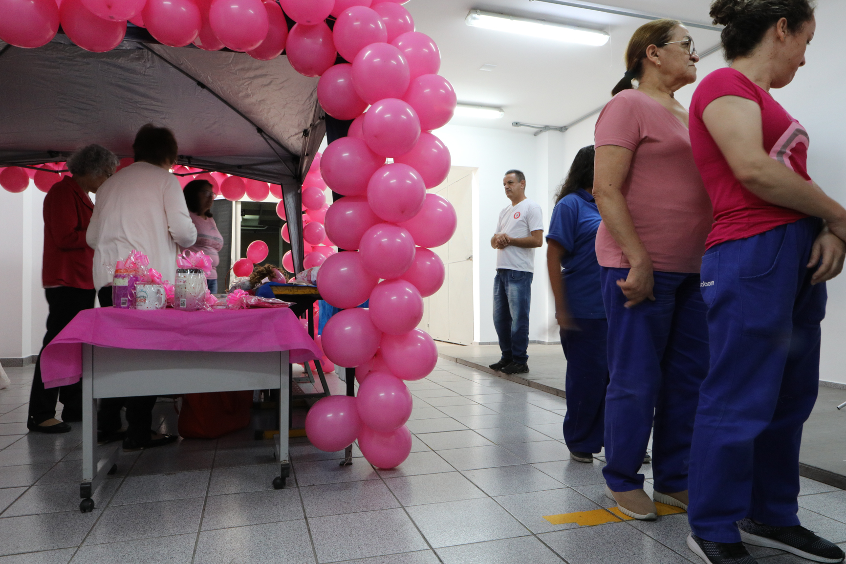 Atividade na empresa Ortobom sobre  prevenção do câncer de mama  com a participação da Associação Viva Melhor.Estrada Samuel Aizemberg, 705 - Vila Alves Dias, São Bernardo do Campo - SP. Fotos Dino Santos. Brasil_30_10_2024.