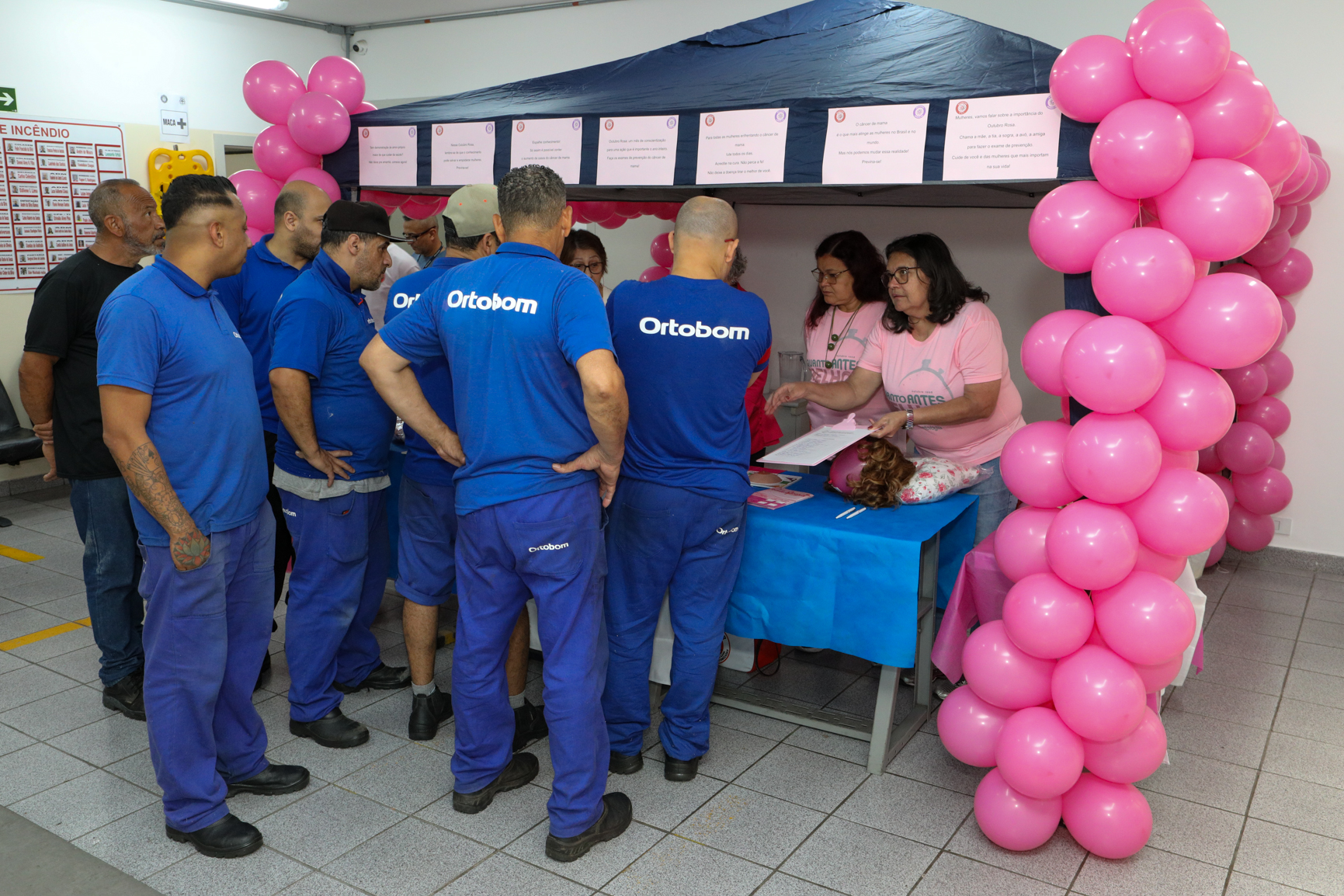 Atividade na empresa Ortobom sobre  prevenção do câncer de mama  com a participação da Associação Viva Melhor.Estrada Samuel Aizemberg, 705 - Vila Alves Dias, São Bernardo do Campo - SP. Fotos Dino Santos. Brasil_30_10_2024.