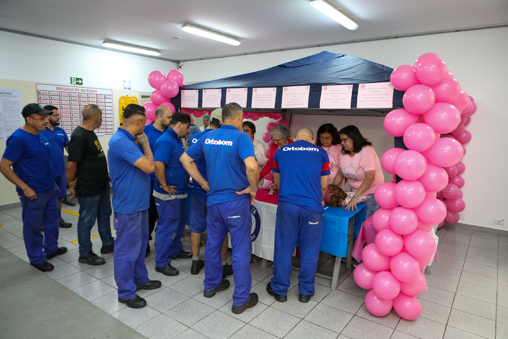 Atividade na empresa Ortobom sobre  prevenção do câncer de mama  com a participação da Associação Viva Melhor.Estrada Samuel Aizemberg, 705 - Vila Alves Dias, São Bernardo do Campo - SP. Fotos Dino Santos. Brasil_30_10_2024.