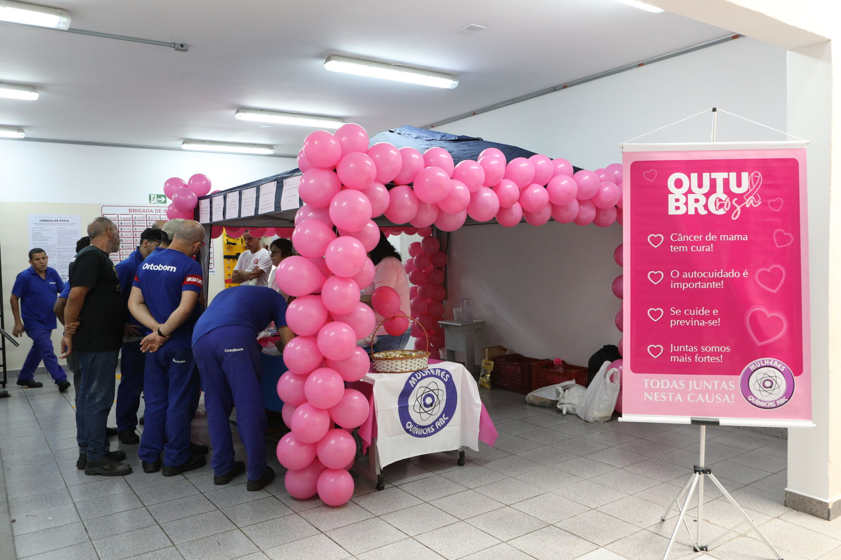 Atividade na empresa Ortobom sobre  prevenção do câncer de mama  com a participação da Associação Viva Melhor.Estrada Samuel Aizemberg, 705 - Vila Alves Dias, São Bernardo do Campo - SP. Fotos Dino Santos. Brasil_30_10_2024.