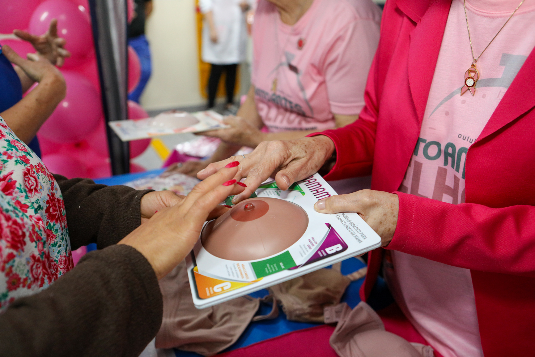 Atividade na empresa Ortobom sobre  prevenção do câncer de mama  com a participação da Associação Viva Melhor.Estrada Samuel Aizemberg, 705 - Vila Alves Dias, São Bernardo do Campo - SP. Fotos Dino Santos. Brasil_30_10_2024.