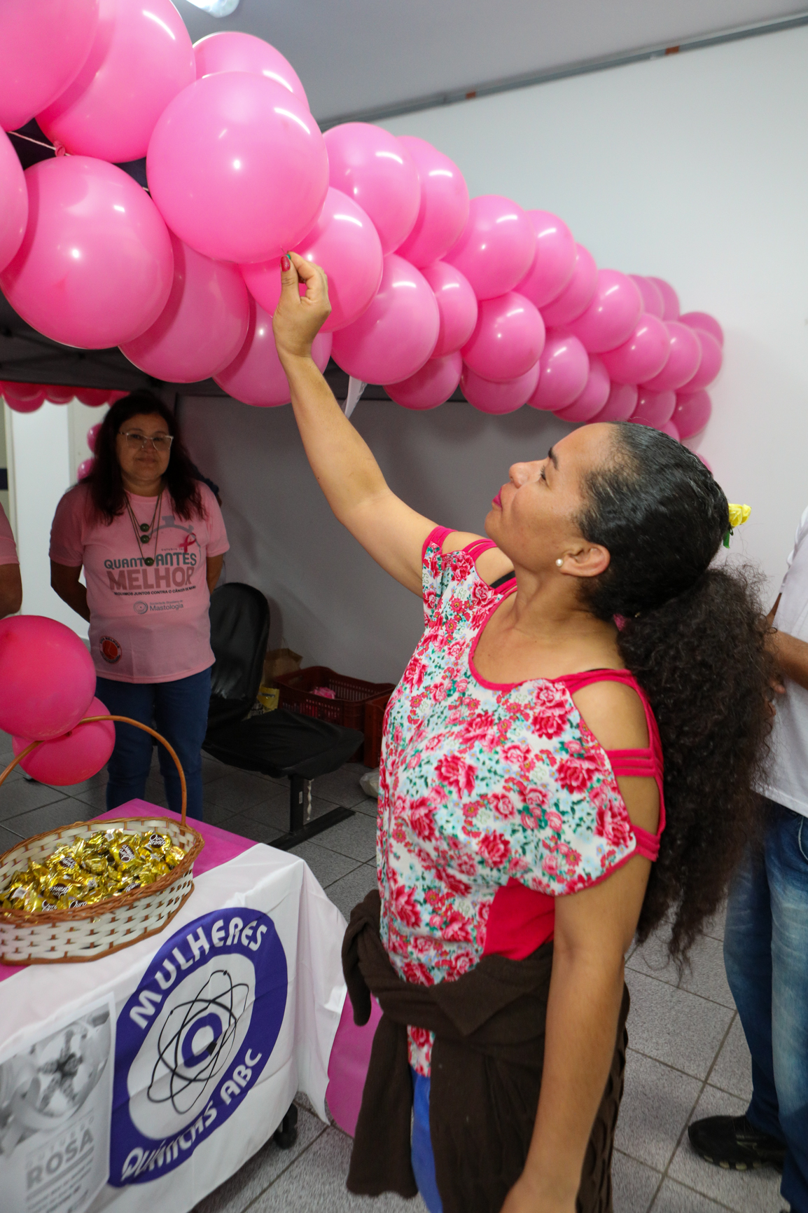 Atividade na empresa Ortobom sobre  prevenção do câncer de mama  com a participação da Associação Viva Melhor.Estrada Samuel Aizemberg, 705 - Vila Alves Dias, São Bernardo do Campo - SP. Fotos Dino Santos. Brasil_30_10_2024.