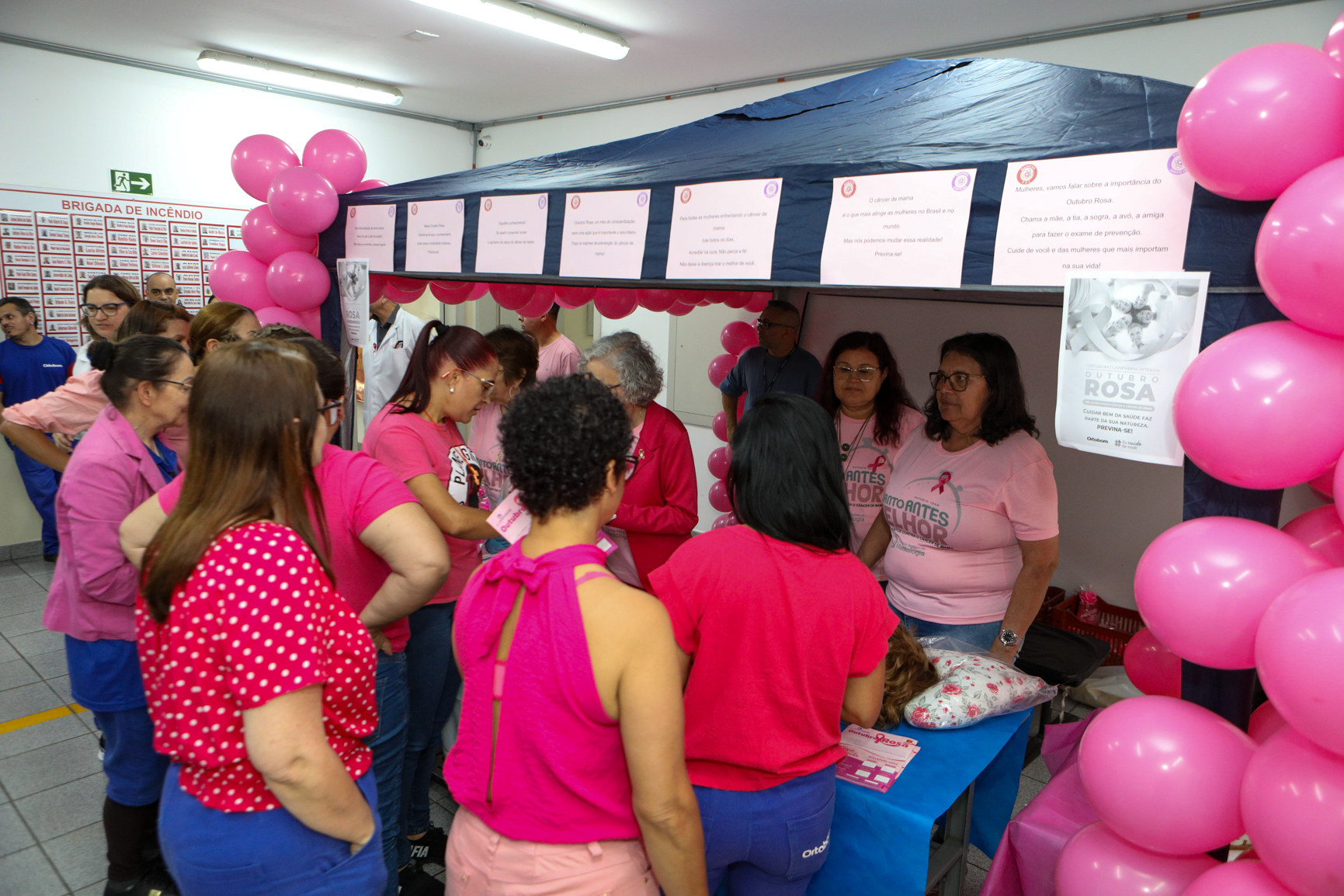 Atividade na empresa Ortobom sobre  prevenção do câncer de mama  com a participação da Associação Viva Melhor.Estrada Samuel Aizemberg, 705 - Vila Alves Dias, São Bernardo do Campo - SP. Fotos Dino Santos. Brasil_30_10_2024.