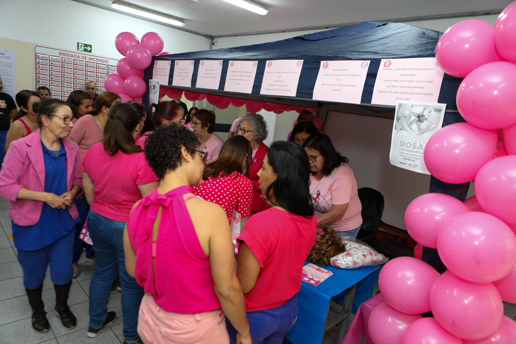 Atividade na empresa Ortobom sobre  prevenção do câncer de mama  com a participação da Associação Viva Melhor.Estrada Samuel Aizemberg, 705 - Vila Alves Dias, São Bernardo do Campo - SP. Fotos Dino Santos. Brasil_30_10_2024.