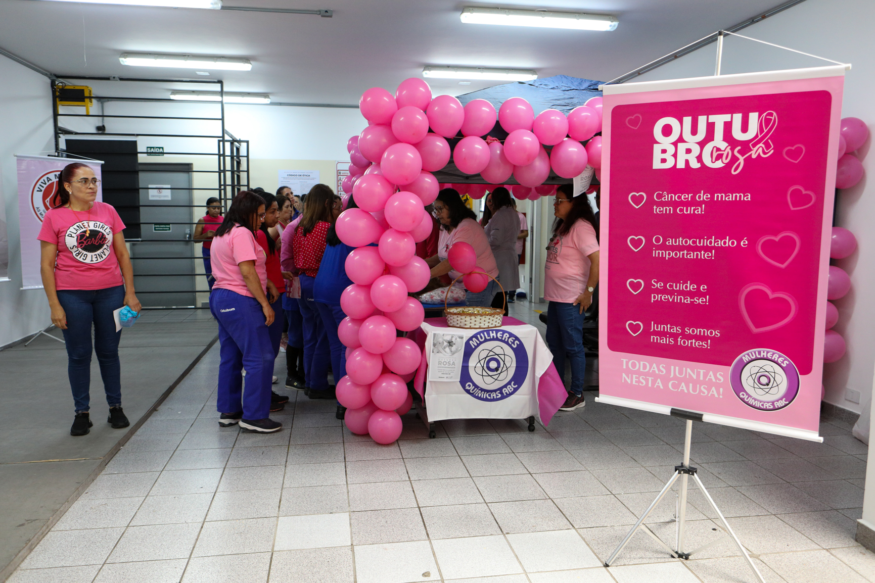 Atividade na empresa Ortobom sobre  prevenção do câncer de mama  com a participação da Associação Viva Melhor.Estrada Samuel Aizemberg, 705 - Vila Alves Dias, São Bernardo do Campo - SP. Fotos Dino Santos. Brasil_30_10_2024.