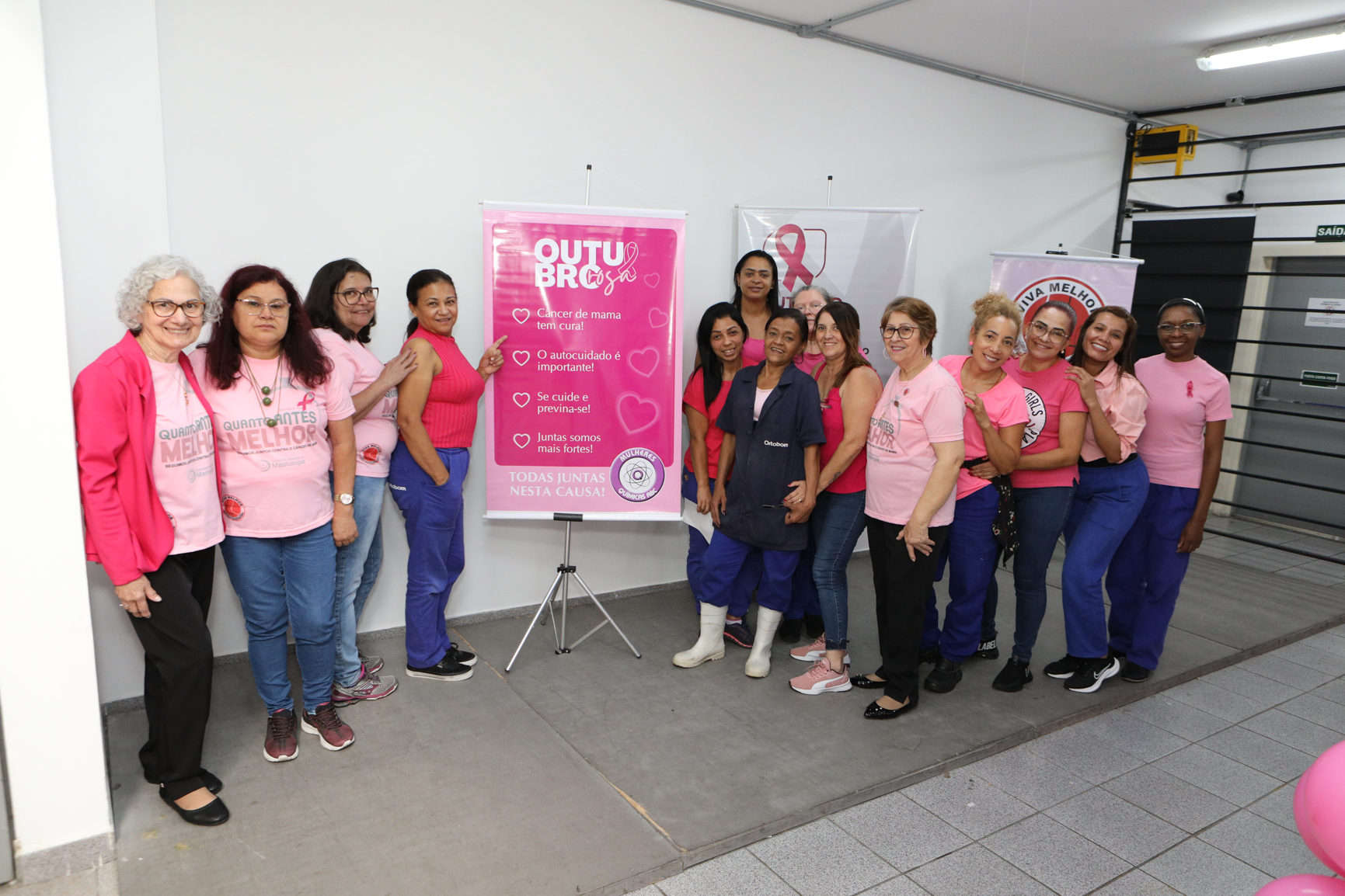 Atividade na empresa Ortobom sobre  prevenção do câncer de mama  com a participação da Associação Viva Melhor.Estrada Samuel Aizemberg, 705 - Vila Alves Dias, São Bernardo do Campo - SP. Fotos Dino Santos. Brasil_30_10_2024.