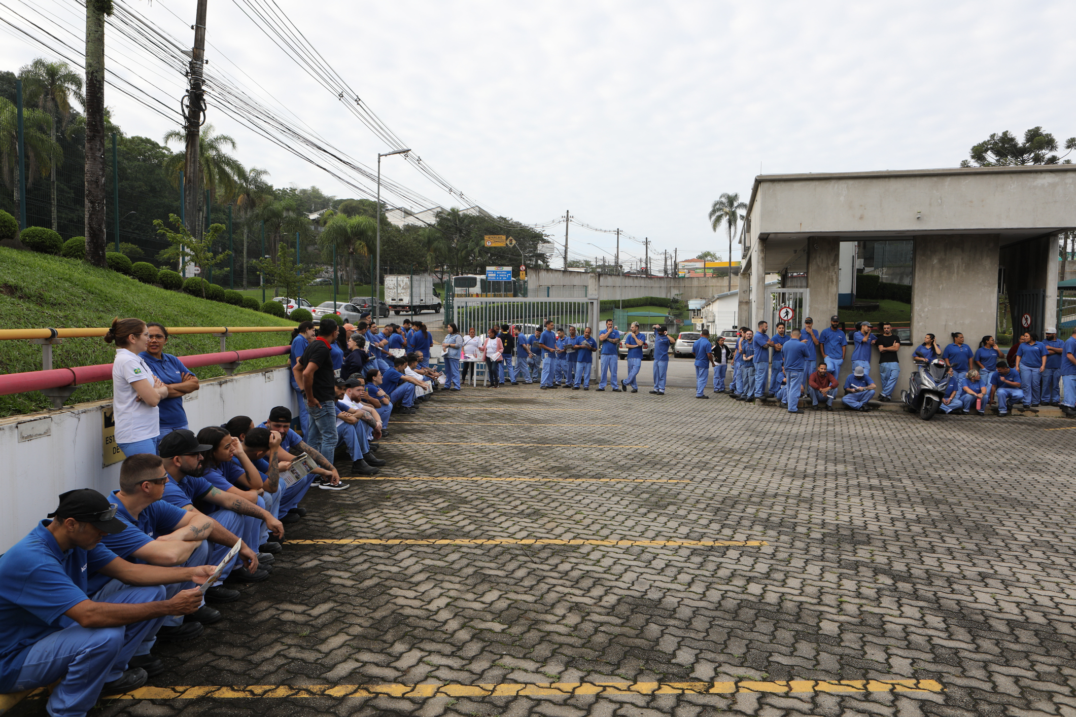 Assembleia na Acrilex sobre PLR, jornada de trabalho, tiket alimentação. Estrada Galvão Bueno, 5000 - Batistini, São Bernardo do Campo - SP. Fotos Dino Santos. Brasil_06_12_2024.