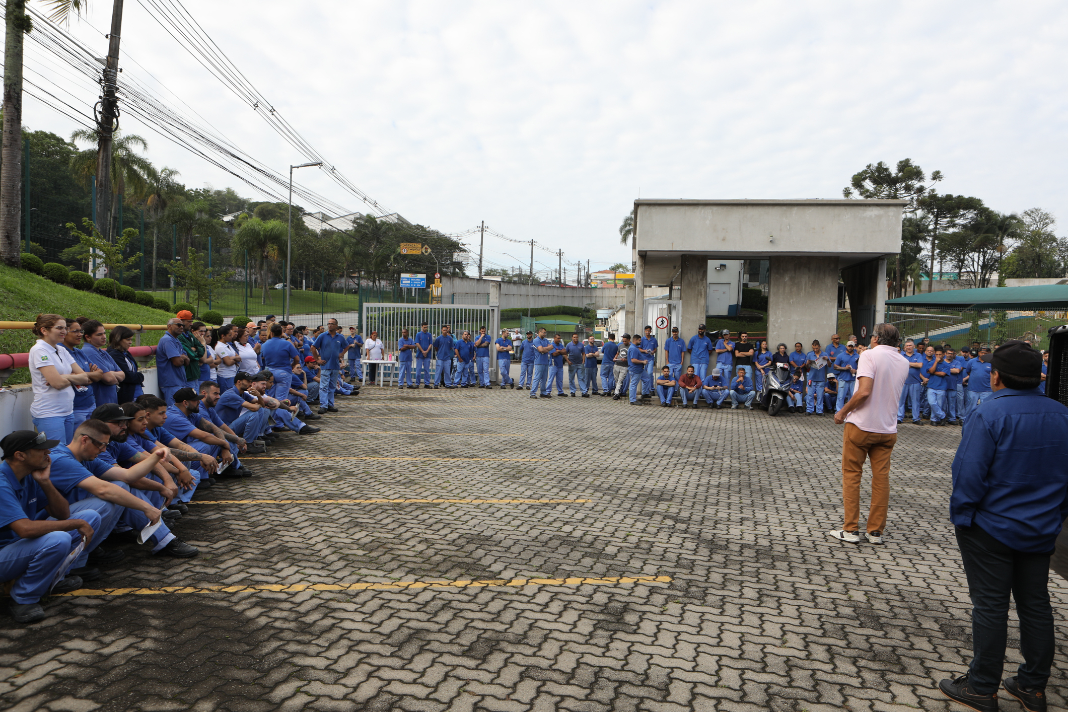 Assembleia na Acrilex sobre PLR, jornada de trabalho, tiket alimentação. Estrada Galvão Bueno, 5000 - Batistini, São Bernardo do Campo - SP. Fotos Dino Santos. Brasil_06_12_2024.