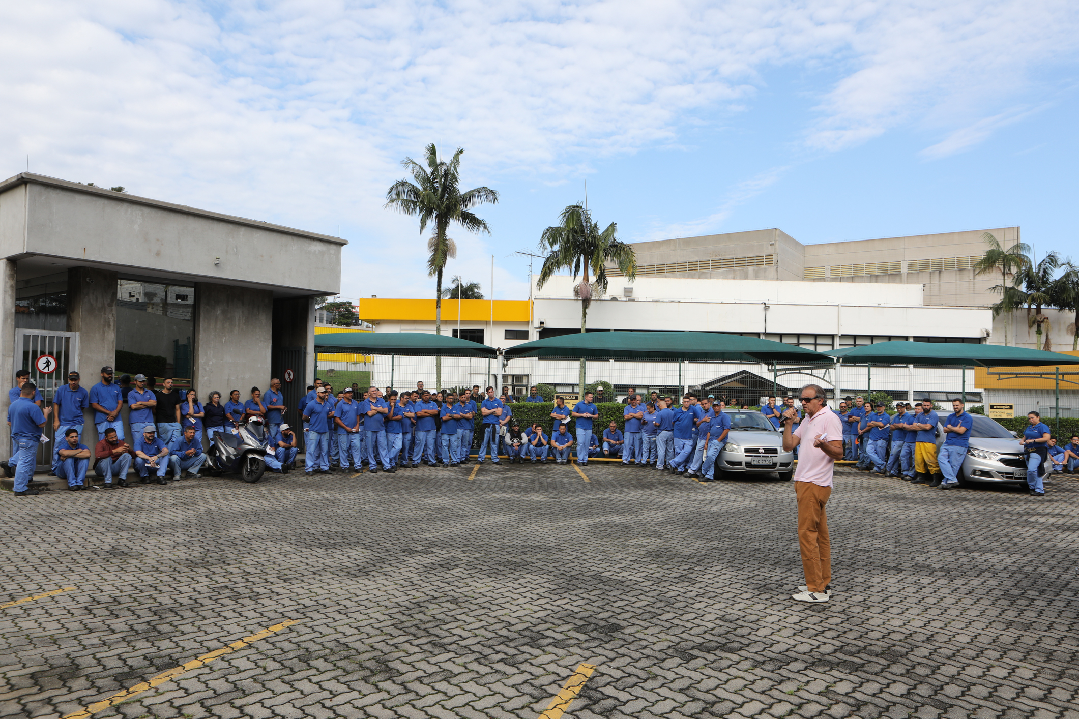 Assembleia na Acrilex sobre PLR, jornada de trabalho, tiket alimentação. Estrada Galvão Bueno, 5000 - Batistini, São Bernardo do Campo - SP. Fotos Dino Santos. Brasil_06_12_2024.