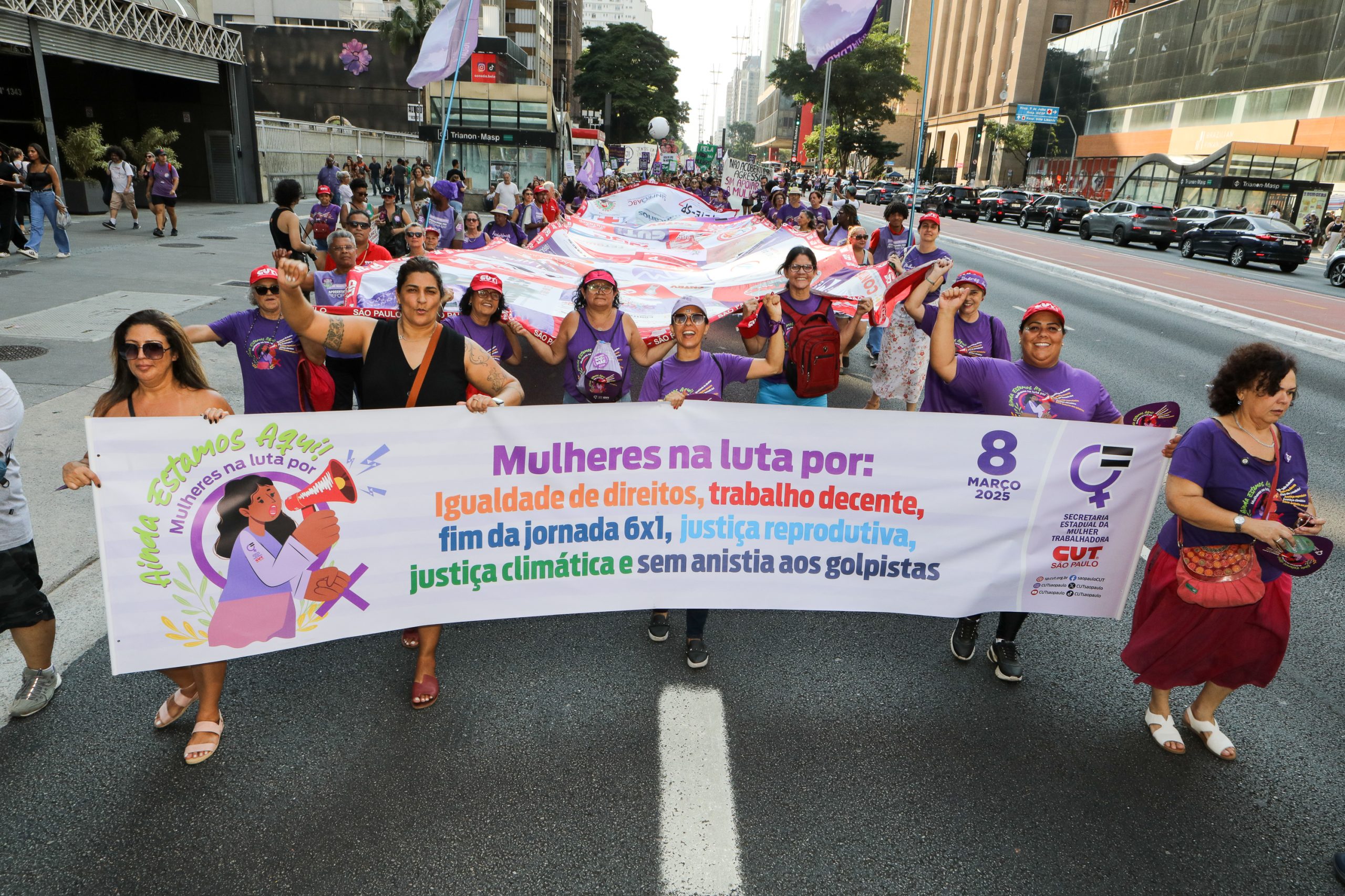 Dia Internacional das Mulheres ato na Av. Paulista concentração em frente o Banco Central e passeata até a Praça Osvaldo Cruz. Fotos Dino Santos. Brasil_08_03_2025.