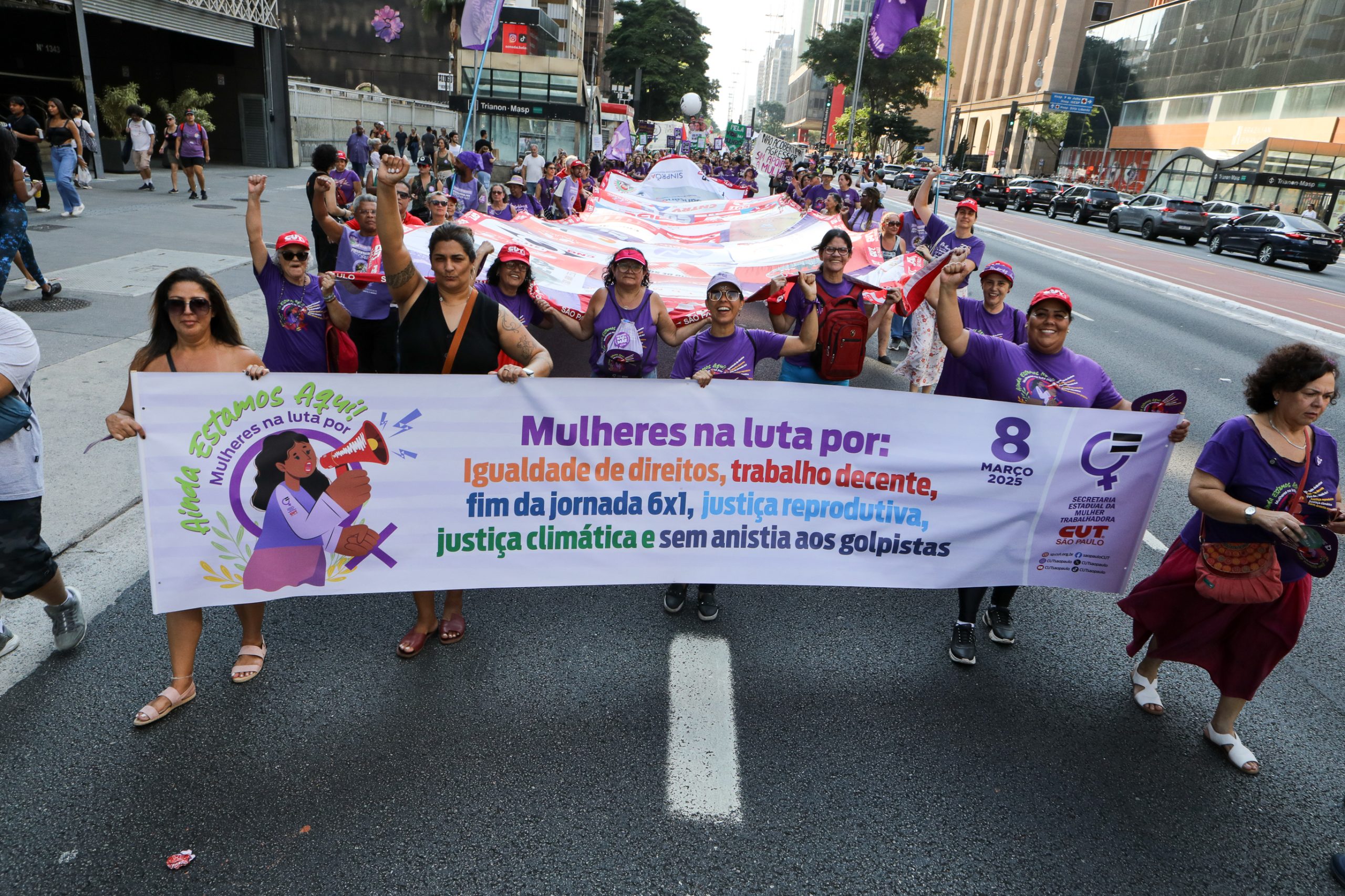 Dia Internacional das Mulheres ato na Av. Paulista concentração em frente o Banco Central e passeata até a Praça Osvaldo Cruz. Fotos Dino Santos. Brasil_08_03_2025.