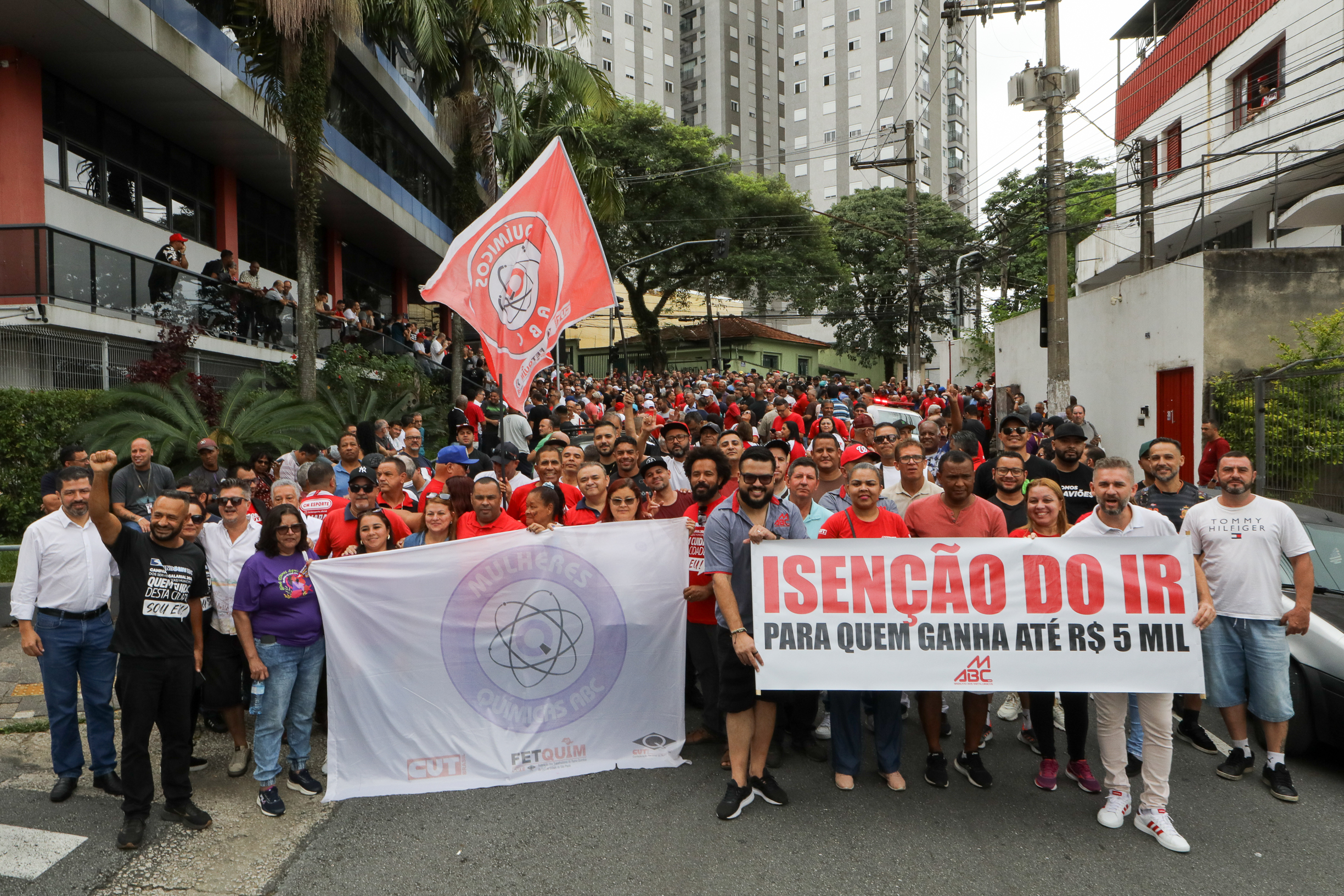 Ato em Defesa da Classe Trabalhadora para reivindicar um Brasil menos desigual e o respeito aos direitos de todos os trabalhadores concentração em frente o Sindicato dos Metalúrgicos e passeata na Rua Marechal Deodora no Centro de SBC. Fotos Dino Santos_14_03_2025.