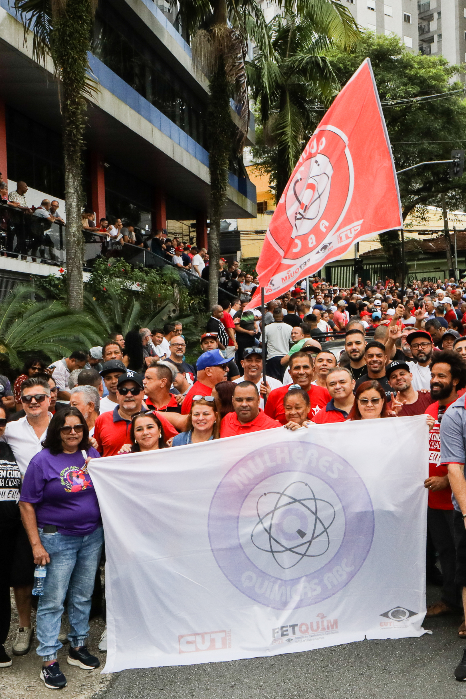 Ato em Defesa da Classe Trabalhadora para reivindicar um Brasil menos desigual e o respeito aos direitos de todos os trabalhadores concentração em frente o Sindicato dos Metalúrgicos e passeata na Rua Marechal Deodora no Centro de SBC. Fotos Dino Santos_14_03_2025.