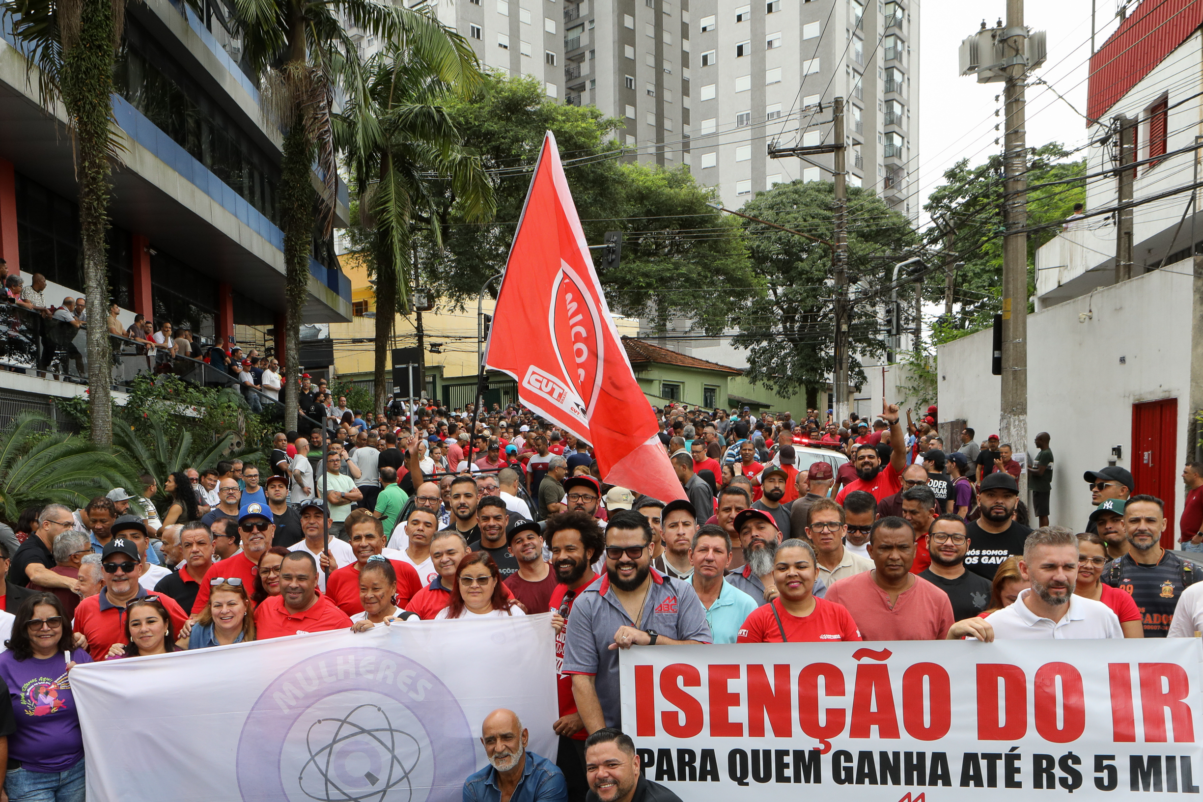 Ato em Defesa da Classe Trabalhadora para reivindicar um Brasil menos desigual e o respeito aos direitos de todos os trabalhadores concentração em frente o Sindicato dos Metalúrgicos e passeata na Rua Marechal Deodora no Centro de SBC. Fotos Dino Santos_14_03_2025.