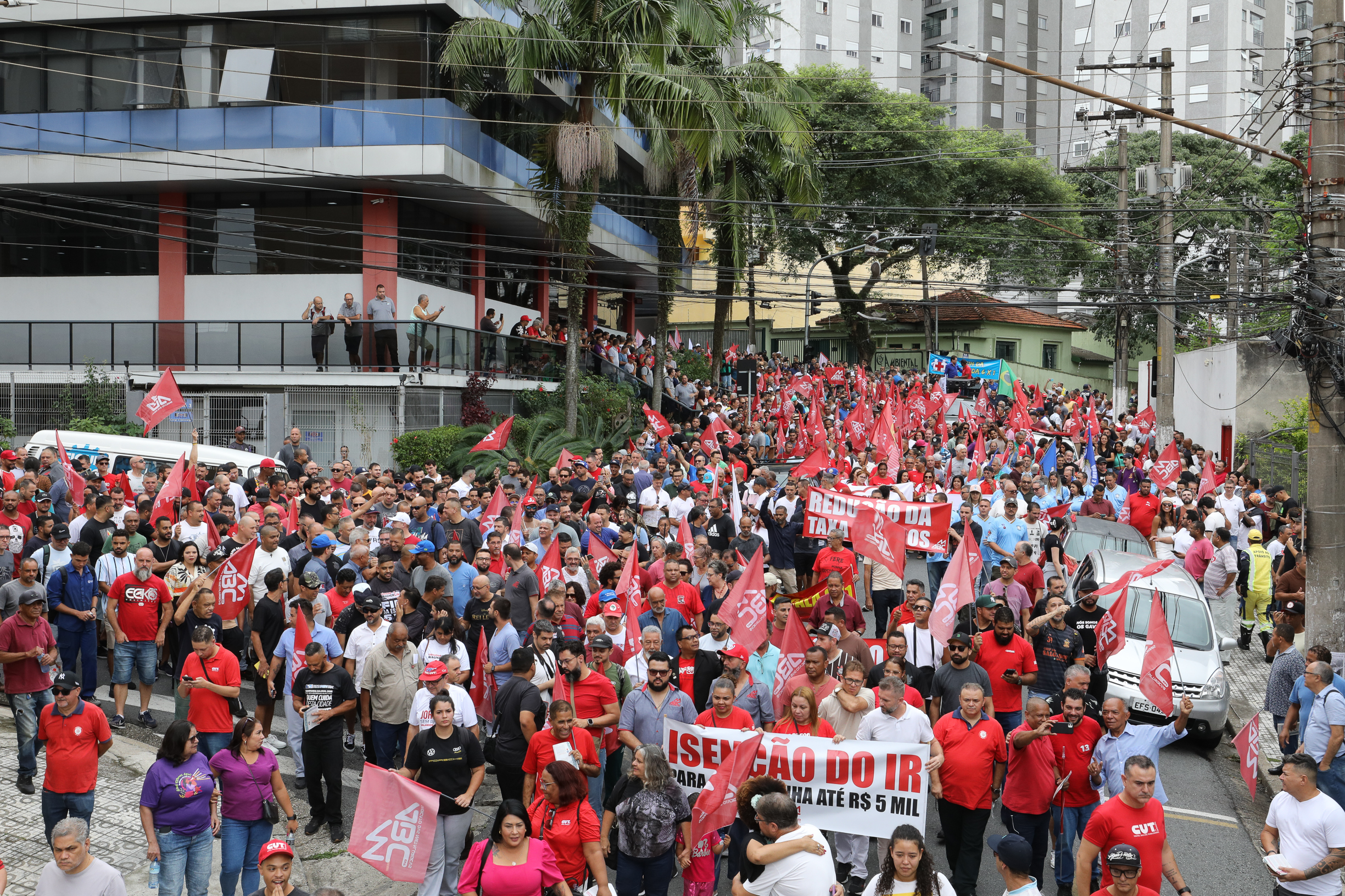 Ato em Defesa da Classe Trabalhadora para reivindicar um Brasil menos desigual e o respeito aos direitos de todos os trabalhadores concentração em frente o Sindicato dos Metalúrgicos e passeata na Rua Marechal Deodora no Centro de SBC. Fotos Dino Santos_14_03_2025.