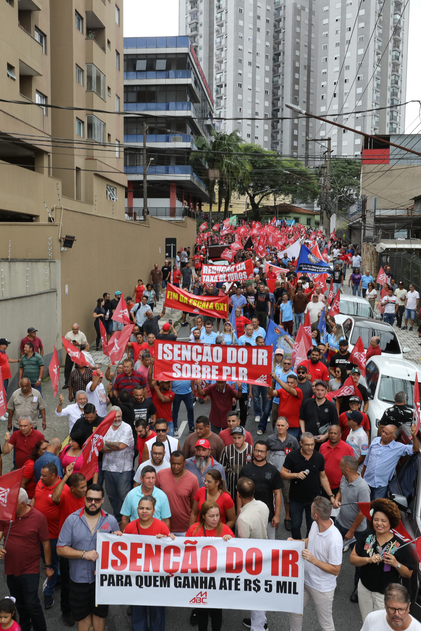 Ato em Defesa da Classe Trabalhadora para reivindicar um Brasil menos desigual e o respeito aos direitos de todos os trabalhadores concentração em frente o Sindicato dos Metalúrgicos e passeata na Rua Marechal Deodora no Centro de SBC. Fotos Dino Santos_14_03_2025.